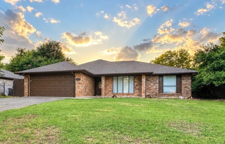 Single Family Residence For Rent in Tarrant County , 4636 Ringold Drive, Fort Worth, Texas 76133, 3 Bedroom, 2 Bathroom, 2 Garage spaces, 1,684 Sqft, built in 1980, mls#21382364, Real Estate Agent in Fort Worth, Homes For Rent in Tarrant county, Homes For Rent in Fort Worth, Realtor in Fort Worth Texas, Real Estate Brokerage Independent Realty Texas, Luminita Cordes Realtor