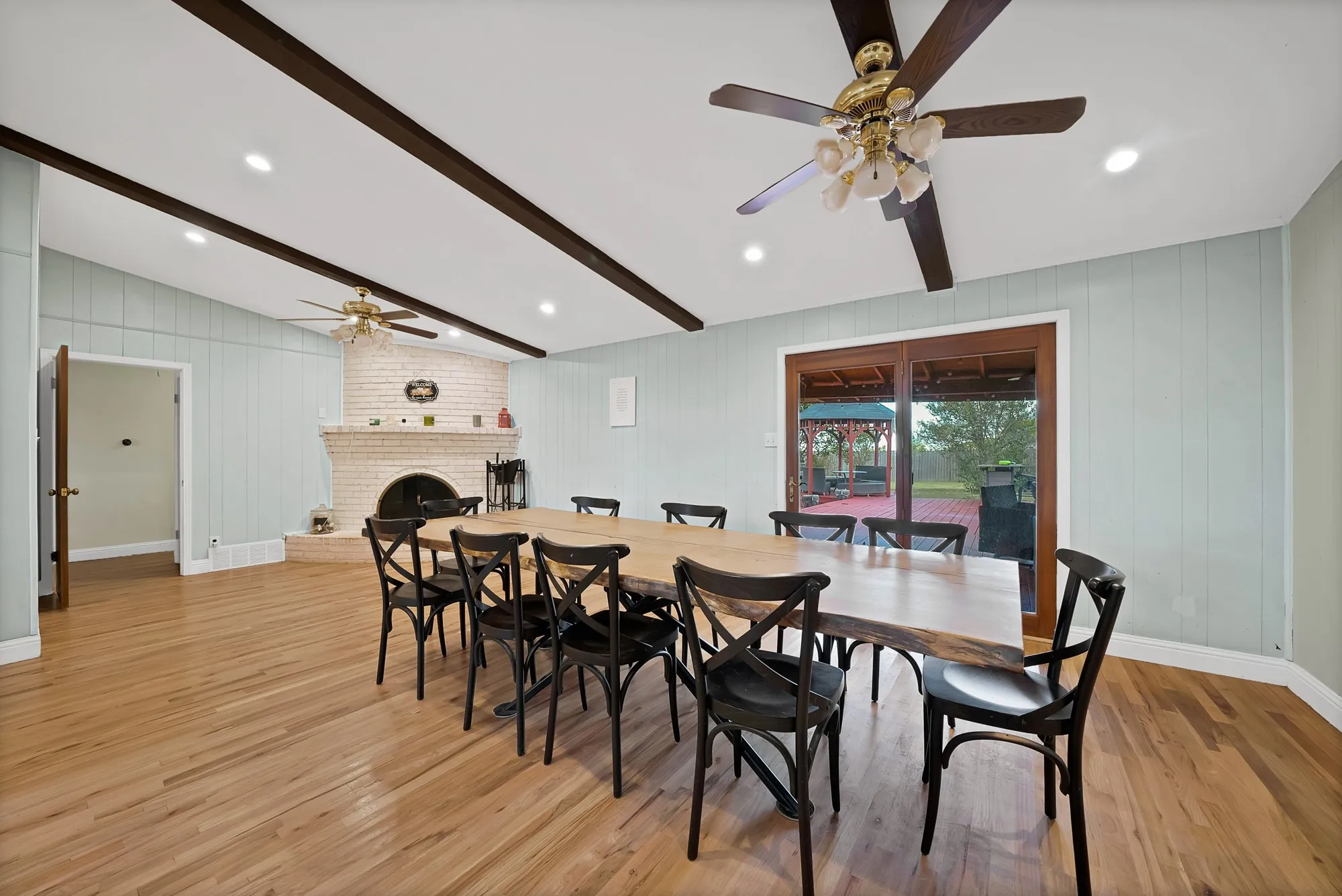 Single Family Residence For Sale in Ellis County , 452 E Pecan Tree Road, Waxahachie, Texas 75165, 3 Bedroom, 2 Bathroom, 2 Garage spaces, 2,266 Sqft, built in 1974, mls#21382680, Real Estate Agent in Waxahachie, Homes For Sale in Ellis county, Homes For Sale in Waxahachie, Realtor in Waxahachie Texas, Real Estate Brokerage Independent Realty Texas, Luminita Cordes Realtor