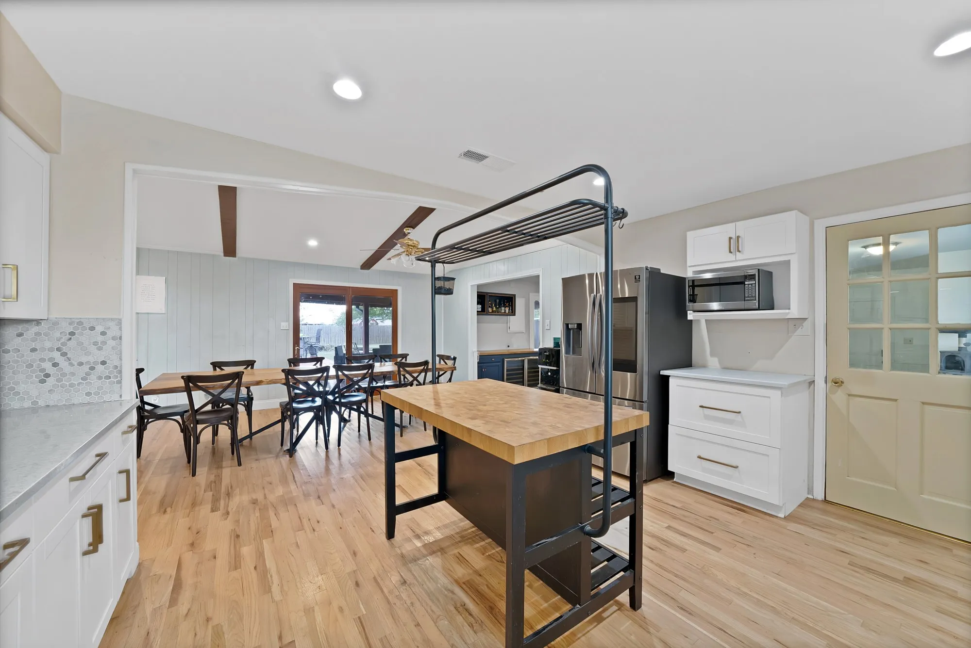Single Family Residence For Sale in Ellis County , 452 E Pecan Tree Road, Waxahachie, Texas 75165, 3 Bedroom, 2 Bathroom, 2 Garage spaces, 2,266 Sqft, built in 1974, mls#21382680, Real Estate Agent in Waxahachie, Homes For Sale in Ellis county, Homes For Sale in Waxahachie, Realtor in Waxahachie Texas, Real Estate Brokerage Independent Realty Texas, Luminita Cordes Realtor