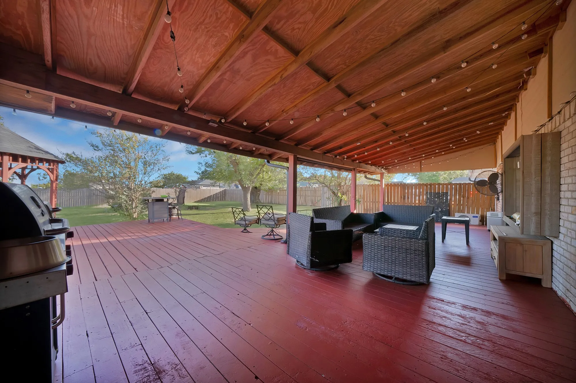 Single Family Residence For Sale in Ellis County , 452 E Pecan Tree Road, Waxahachie, Texas 75165, 3 Bedroom, 2 Bathroom, 2 Garage spaces, 2,266 Sqft, built in 1974, mls#21382680, Real Estate Agent in Waxahachie, Homes For Sale in Ellis county, Homes For Sale in Waxahachie, Realtor in Waxahachie Texas, Real Estate Brokerage Independent Realty Texas, Luminita Cordes Realtor