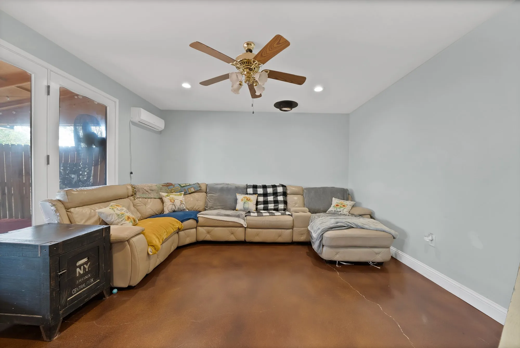 Single Family Residence For Sale in Ellis County , 452 E Pecan Tree Road, Waxahachie, Texas 75165, 3 Bedroom, 2 Bathroom, 2 Garage spaces, 2,266 Sqft, built in 1974, mls#21382680, Real Estate Agent in Waxahachie, Homes For Sale in Ellis county, Homes For Sale in Waxahachie, Realtor in Waxahachie Texas, Real Estate Brokerage Independent Realty Texas, Luminita Cordes Realtor