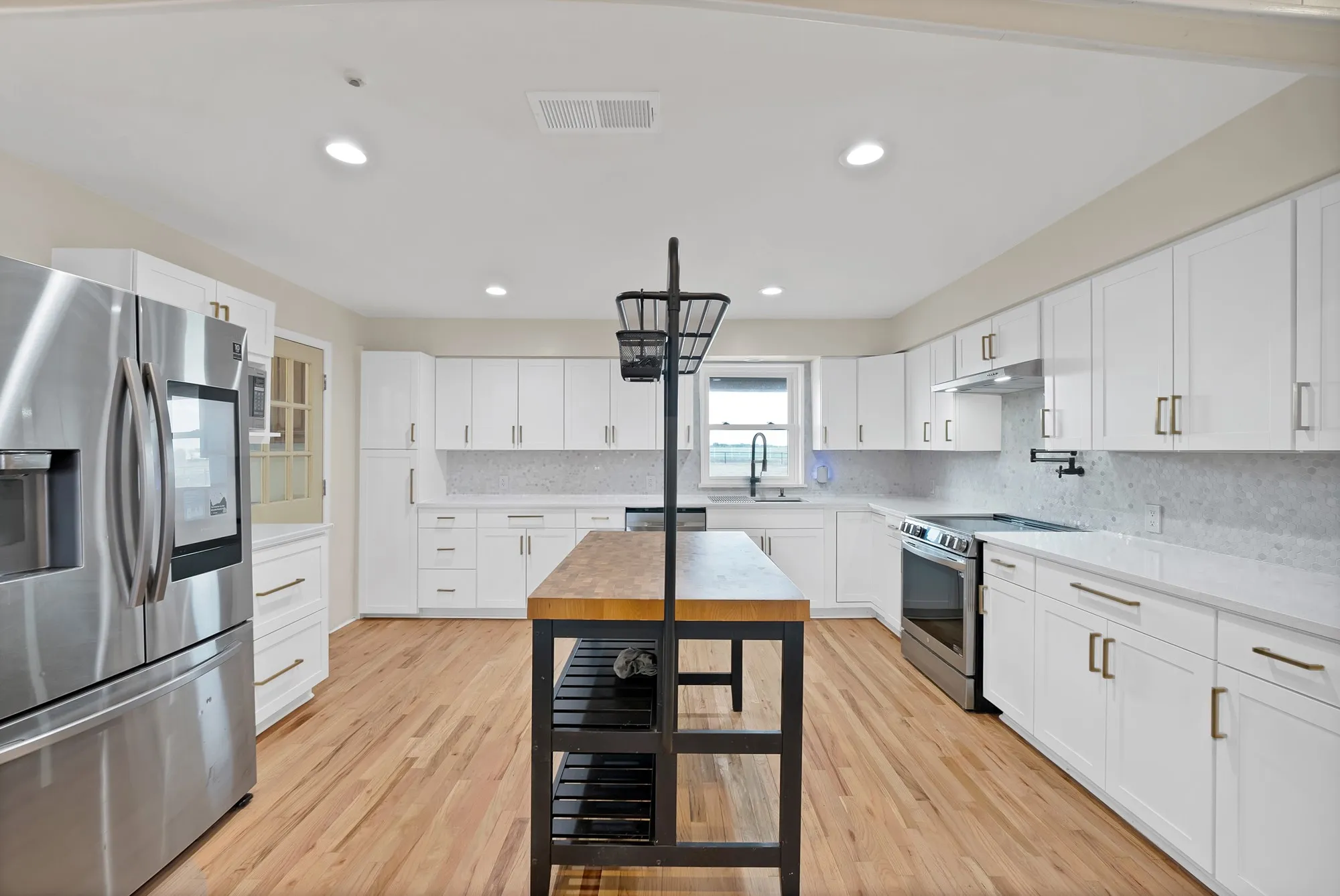 Single Family Residence For Sale in Ellis County , 452 E Pecan Tree Road, Waxahachie, Texas 75165, 3 Bedroom, 2 Bathroom, 2 Garage spaces, 2,266 Sqft, built in 1974, mls#21382680, Real Estate Agent in Waxahachie, Homes For Sale in Ellis county, Homes For Sale in Waxahachie, Realtor in Waxahachie Texas, Real Estate Brokerage Independent Realty Texas, Luminita Cordes Realtor