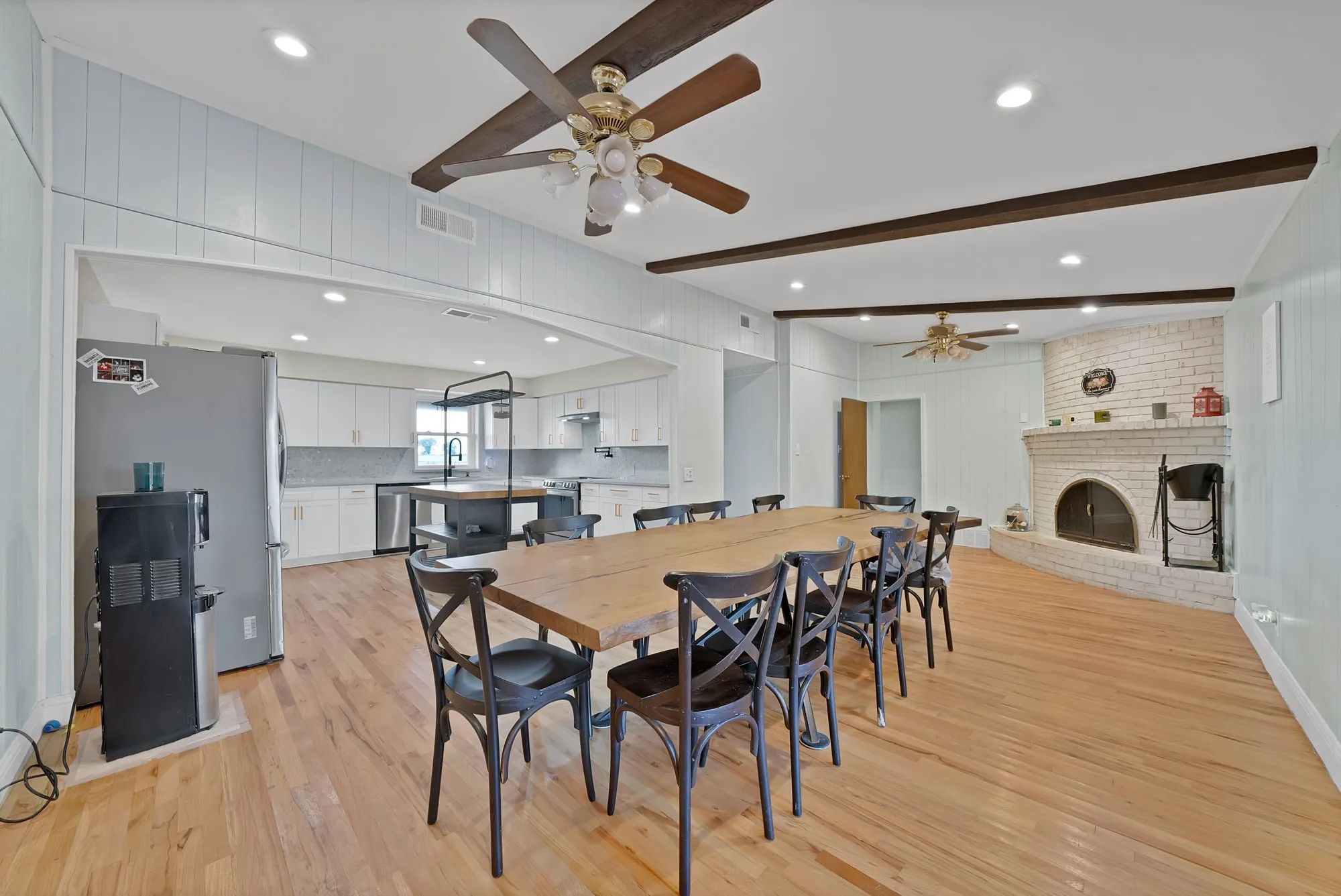 Single Family Residence For Sale in Ellis County , 452 E Pecan Tree Road, Waxahachie, Texas 75165, 3 Bedroom, 2 Bathroom, 2 Garage spaces, 2,266 Sqft, built in 1974, mls#21382680, Real Estate Agent in Waxahachie, Homes For Sale in Ellis county, Homes For Sale in Waxahachie, Realtor in Waxahachie Texas, Real Estate Brokerage Independent Realty Texas, Luminita Cordes Realtor
