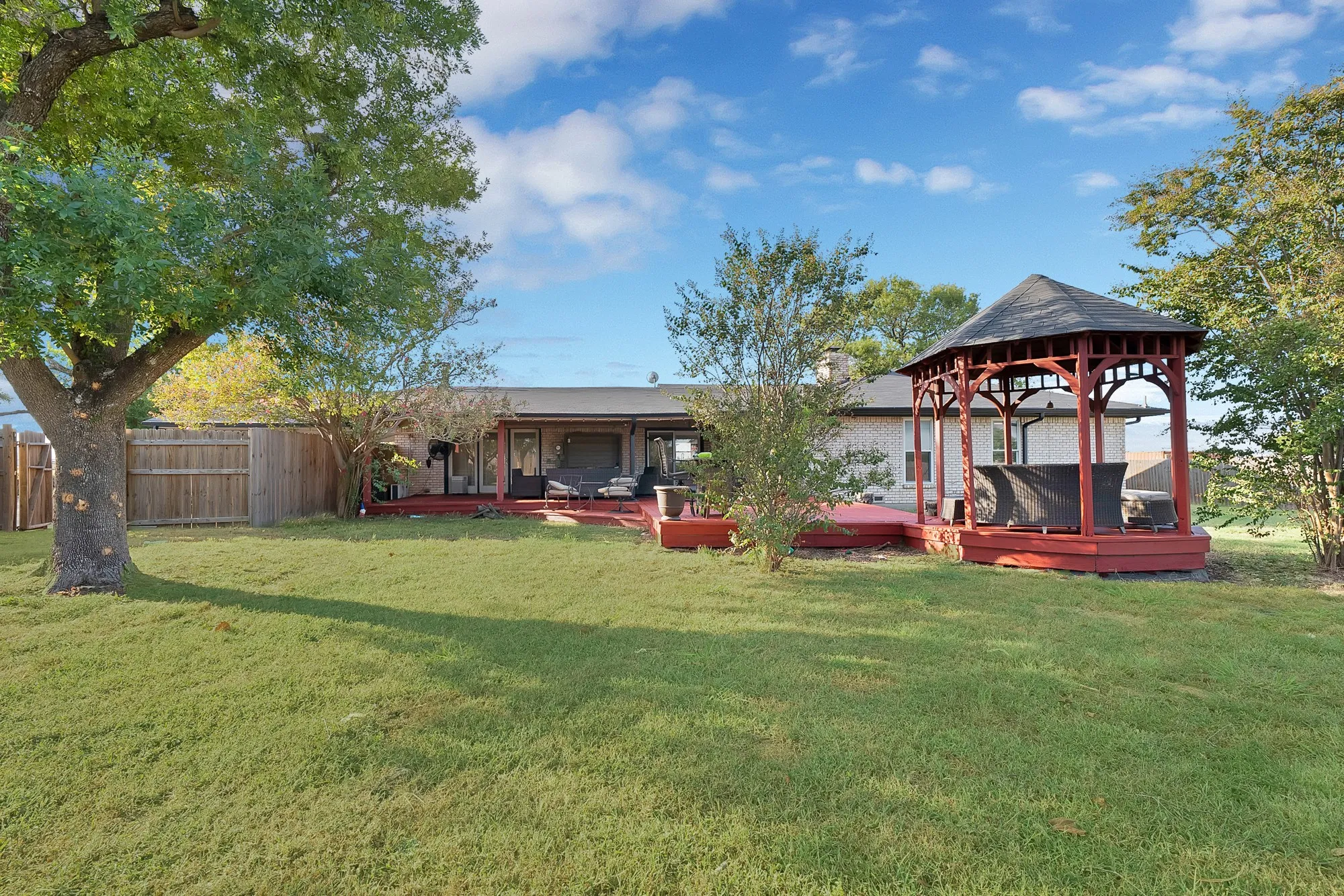 Single Family Residence For Sale in Ellis County , 452 E Pecan Tree Road, Waxahachie, Texas 75165, 3 Bedroom, 2 Bathroom, 2 Garage spaces, 2,266 Sqft, built in 1974, mls#21382680, Real Estate Agent in Waxahachie, Homes For Sale in Ellis county, Homes For Sale in Waxahachie, Realtor in Waxahachie Texas, Real Estate Brokerage Independent Realty Texas, Luminita Cordes Realtor