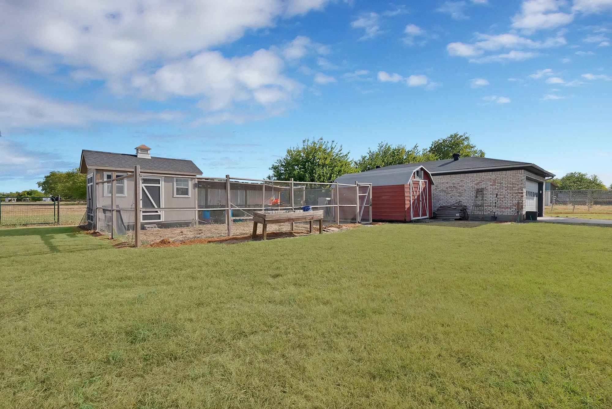 Single Family Residence For Sale in Ellis County , 452 E Pecan Tree Road, Waxahachie, Texas 75165, 3 Bedroom, 2 Bathroom, 2 Garage spaces, 2,266 Sqft, built in 1974, mls#21382680, Real Estate Agent in Waxahachie, Homes For Sale in Ellis county, Homes For Sale in Waxahachie, Realtor in Waxahachie Texas, Real Estate Brokerage Independent Realty Texas, Luminita Cordes Realtor
