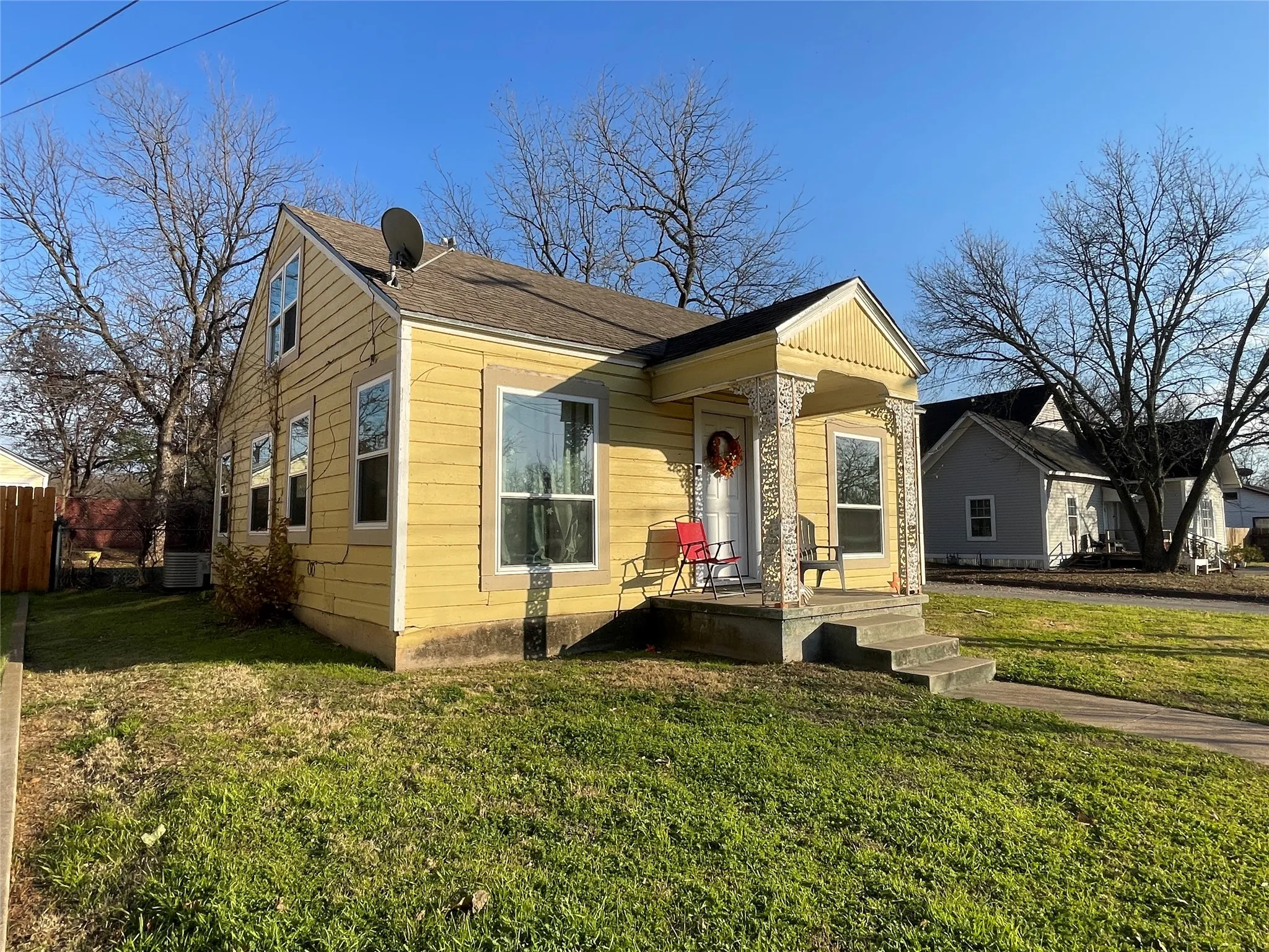 Cozy front porch, spacious yard