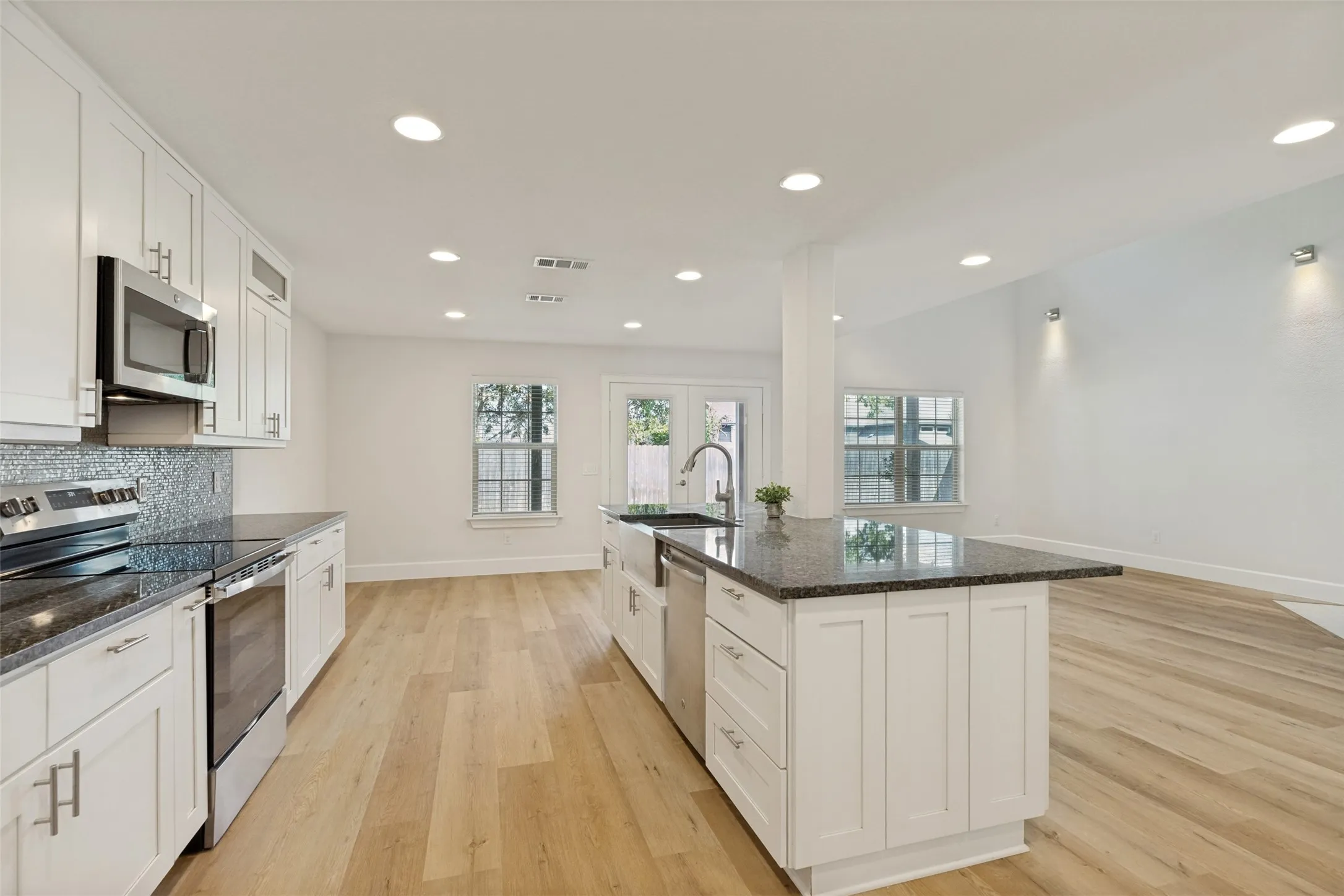 Single Family Residence For Sale in Collin County , 1016 Scenic Hills Drive, Mc Kinney, Texas 75071, 5 Bedroom, 3 Bathroom, 2 Garage spaces, 3,263 Sqft, built in 2016, mls#21334078, Real Estate Agent in Mc Kinney, Homes For Sale in Collin county, Homes For Sale in Mc Kinney, Realtor in Mc Kinney Texas, Real Estate Brokerage Independent Realty Texas, Luminita Cordes Realtor