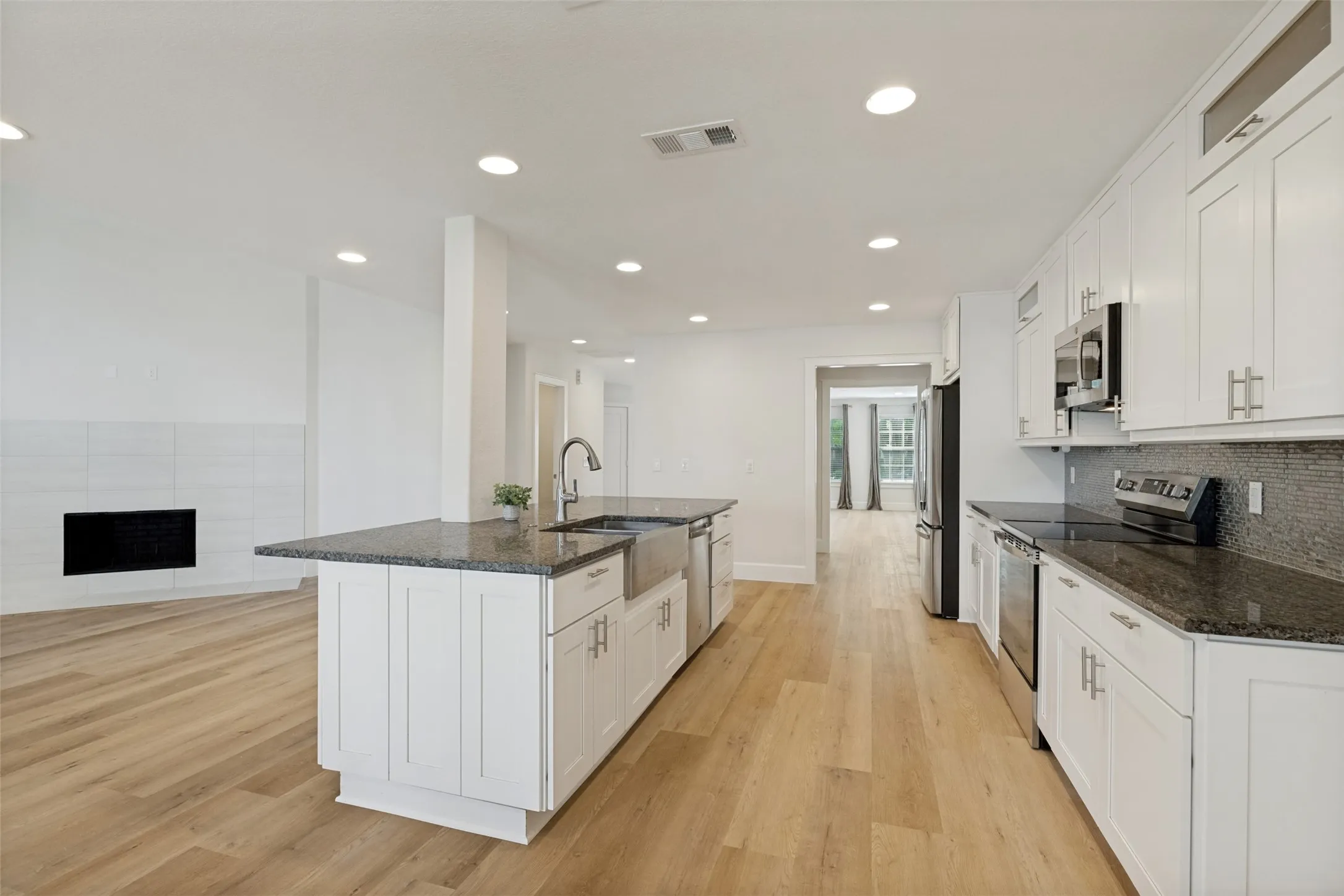 Single Family Residence For Sale in Collin County , 1016 Scenic Hills Drive, Mc Kinney, Texas 75071, 5 Bedroom, 3 Bathroom, 2 Garage spaces, 3,263 Sqft, built in 2016, mls#21334078, Real Estate Agent in Mc Kinney, Homes For Sale in Collin county, Homes For Sale in Mc Kinney, Realtor in Mc Kinney Texas, Real Estate Brokerage Independent Realty Texas, Luminita Cordes Realtor
