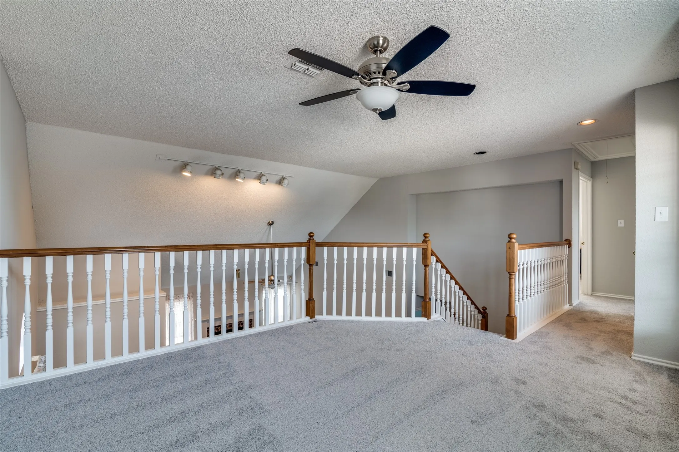 Single Family Residence For Rent in Denton County , 2916 Renaissance Circle, Dallas, Texas 75287, 3 Bedroom, 3 Bathroom, 2 Garage spaces, 1,704 Sqft, built in 1991, mls#21382695, Real Estate Agent in Dallas, Homes For Rent in Denton county, Homes For Rent in Dallas, Realtor in Dallas Texas, Real Estate Brokerage Independent Realty Texas, Luminita Cordes Realtor