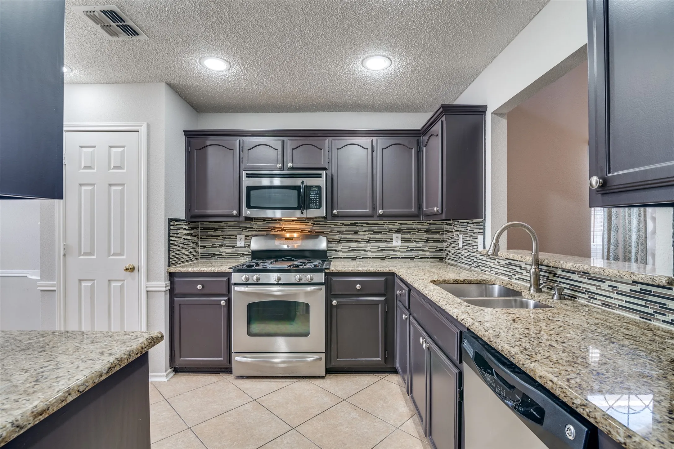 Single Family Residence For Rent in Denton County , 2916 Renaissance Circle, Dallas, Texas 75287, 3 Bedroom, 3 Bathroom, 2 Garage spaces, 1,704 Sqft, built in 1991, mls#21382695, Real Estate Agent in Dallas, Homes For Rent in Denton county, Homes For Rent in Dallas, Realtor in Dallas Texas, Real Estate Brokerage Independent Realty Texas, Luminita Cordes Realtor