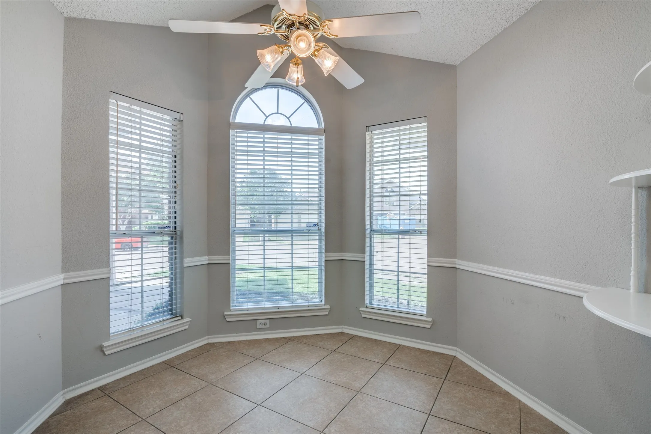 Single Family Residence For Rent in Denton County , 2916 Renaissance Circle, Dallas, Texas 75287, 3 Bedroom, 3 Bathroom, 2 Garage spaces, 1,704 Sqft, built in 1991, mls#21382695, Real Estate Agent in Dallas, Homes For Rent in Denton county, Homes For Rent in Dallas, Realtor in Dallas Texas, Real Estate Brokerage Independent Realty Texas, Luminita Cordes Realtor