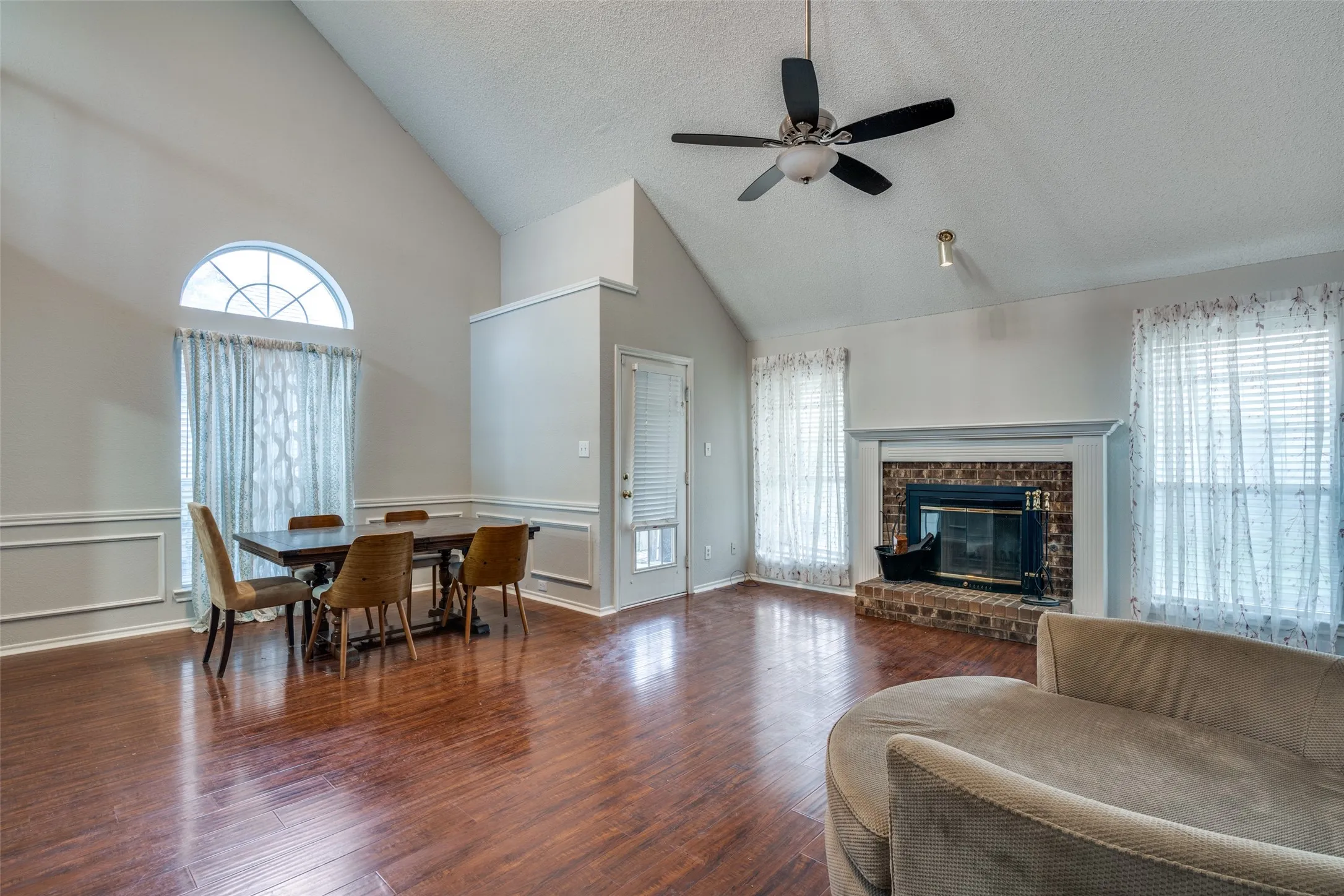 Single Family Residence For Rent in Denton County , 2916 Renaissance Circle, Dallas, Texas 75287, 3 Bedroom, 3 Bathroom, 2 Garage spaces, 1,704 Sqft, built in 1991, mls#21382695, Real Estate Agent in Dallas, Homes For Rent in Denton county, Homes For Rent in Dallas, Realtor in Dallas Texas, Real Estate Brokerage Independent Realty Texas, Luminita Cordes Realtor
