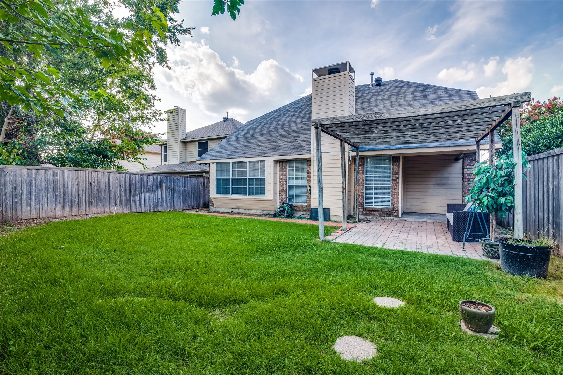 Single Family Residence For Rent in Denton County , 2916 Renaissance Circle, Dallas, Texas 75287, 3 Bedroom, 3 Bathroom, 2 Garage spaces, 1,704 Sqft, built in 1991, mls#21382695, Real Estate Agent in Dallas, Homes For Rent in Denton county, Homes For Rent in Dallas, Realtor in Dallas Texas, Real Estate Brokerage Independent Realty Texas, Luminita Cordes Realtor
