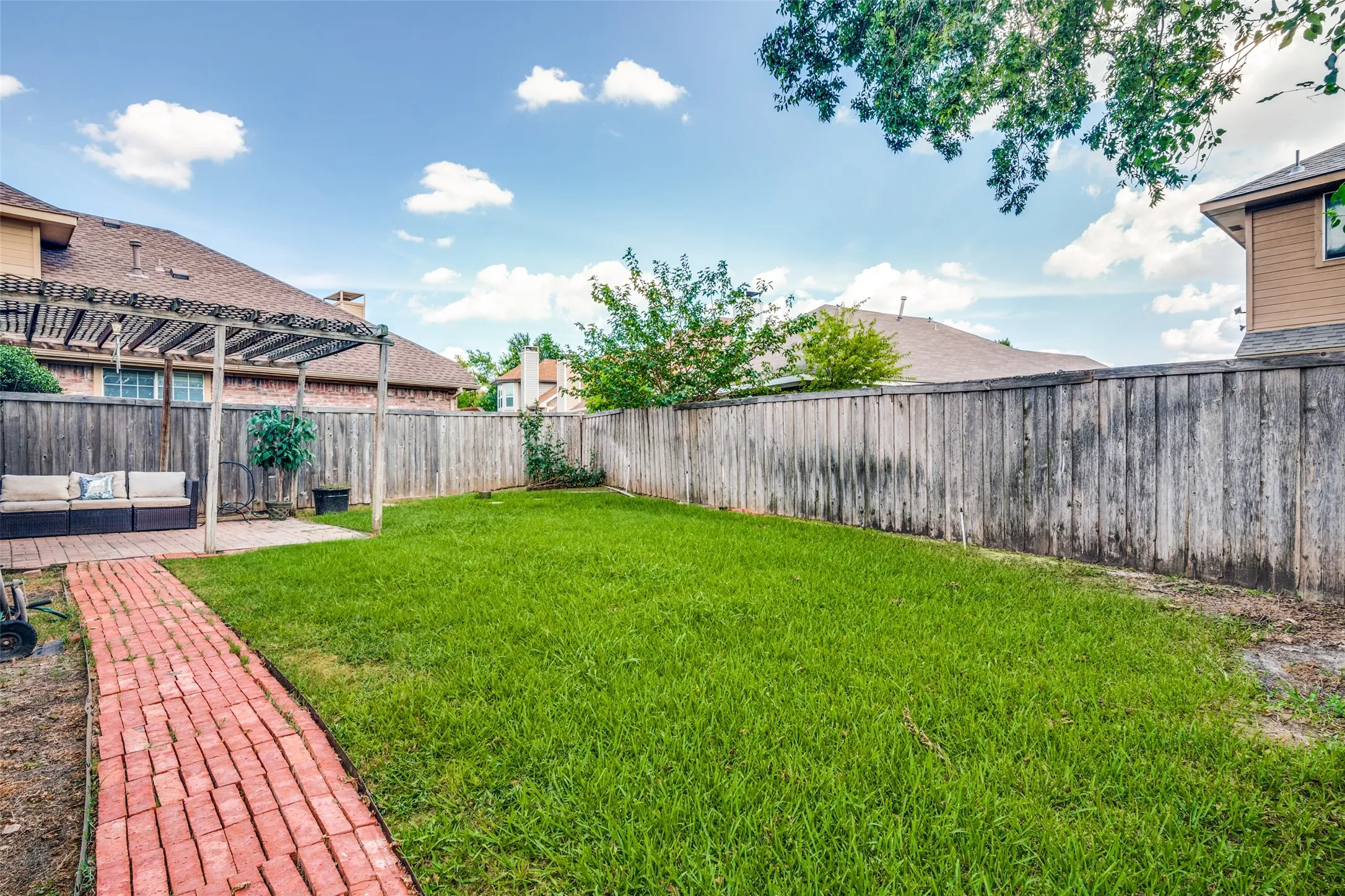 Single Family Residence For Rent in Denton County , 2916 Renaissance Circle, Dallas, Texas 75287, 3 Bedroom, 3 Bathroom, 2 Garage spaces, 1,704 Sqft, built in 1991, mls#21382695, Real Estate Agent in Dallas, Homes For Rent in Denton county, Homes For Rent in Dallas, Realtor in Dallas Texas, Real Estate Brokerage Independent Realty Texas, Luminita Cordes Realtor