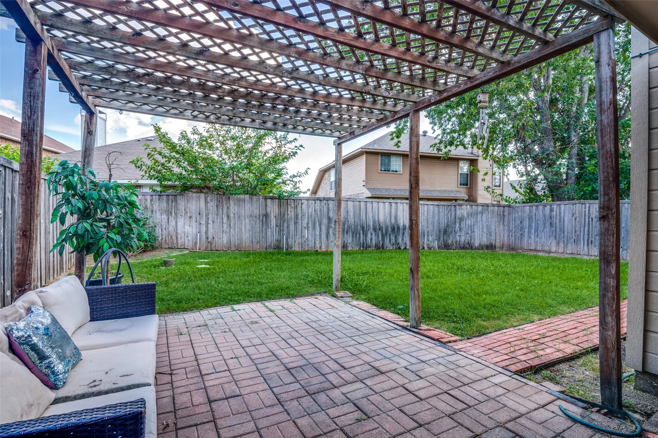 Single Family Residence For Rent in Denton County , 2916 Renaissance Circle, Dallas, Texas 75287, 3 Bedroom, 3 Bathroom, 2 Garage spaces, 1,704 Sqft, built in 1991, mls#21382695, Real Estate Agent in Dallas, Homes For Rent in Denton county, Homes For Rent in Dallas, Realtor in Dallas Texas, Real Estate Brokerage Independent Realty Texas, Luminita Cordes Realtor