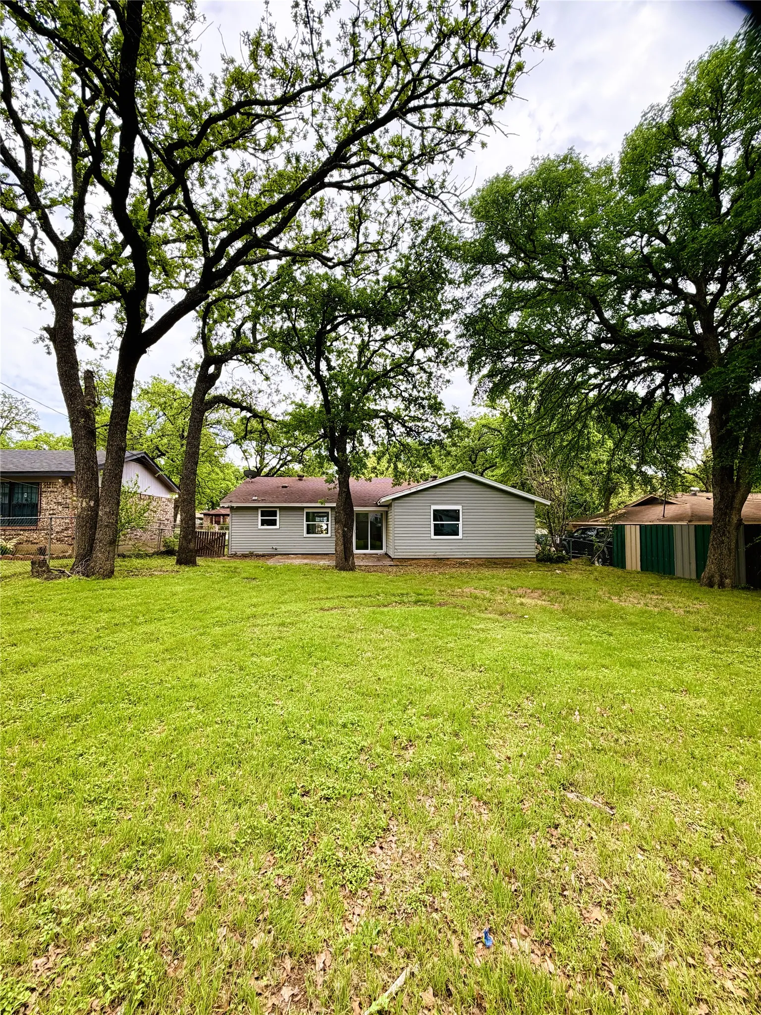 Single Family Residence For Sale in Tarrant County , 2933 Hunting Drive, Fort Worth, Texas 76119, 4 Bedroom, 2 Bathroom, 2 Garage spaces, 1,217 Sqft, built in 1976, mls#21382707, Real Estate Agent in Fort Worth, Homes For Sale in Tarrant county, Homes For Sale in Fort Worth, Realtor in Fort Worth Texas, Real Estate Brokerage Independent Realty Texas, Luminita Cordes Realtor