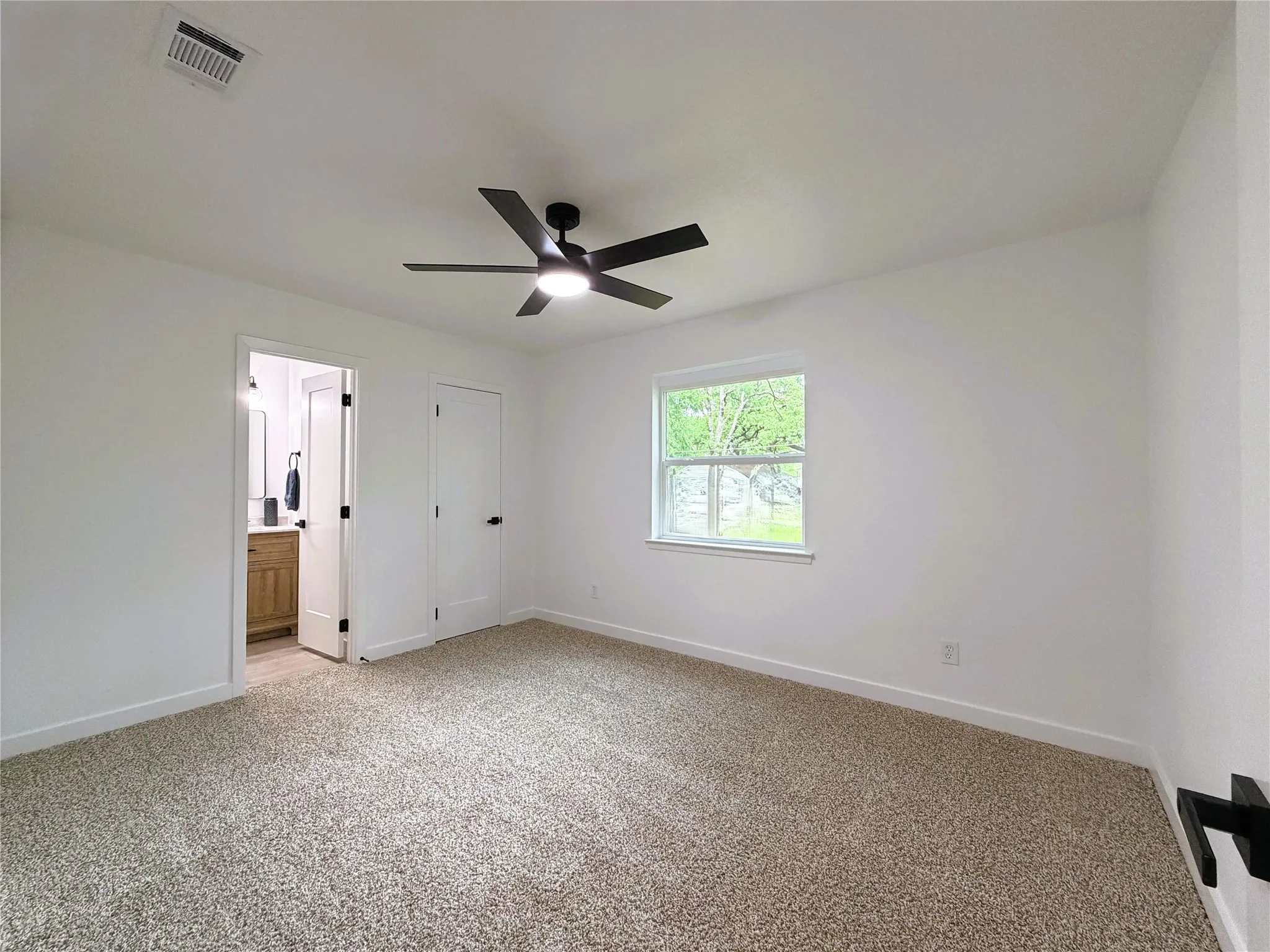 Single Family Residence For Sale in Tarrant County , 2933 Hunting Drive, Fort Worth, Texas 76119, 4 Bedroom, 2 Bathroom, 2 Garage spaces, 1,217 Sqft, built in 1976, mls#21382707, Real Estate Agent in Fort Worth, Homes For Sale in Tarrant county, Homes For Sale in Fort Worth, Realtor in Fort Worth Texas, Real Estate Brokerage Independent Realty Texas, Luminita Cordes Realtor