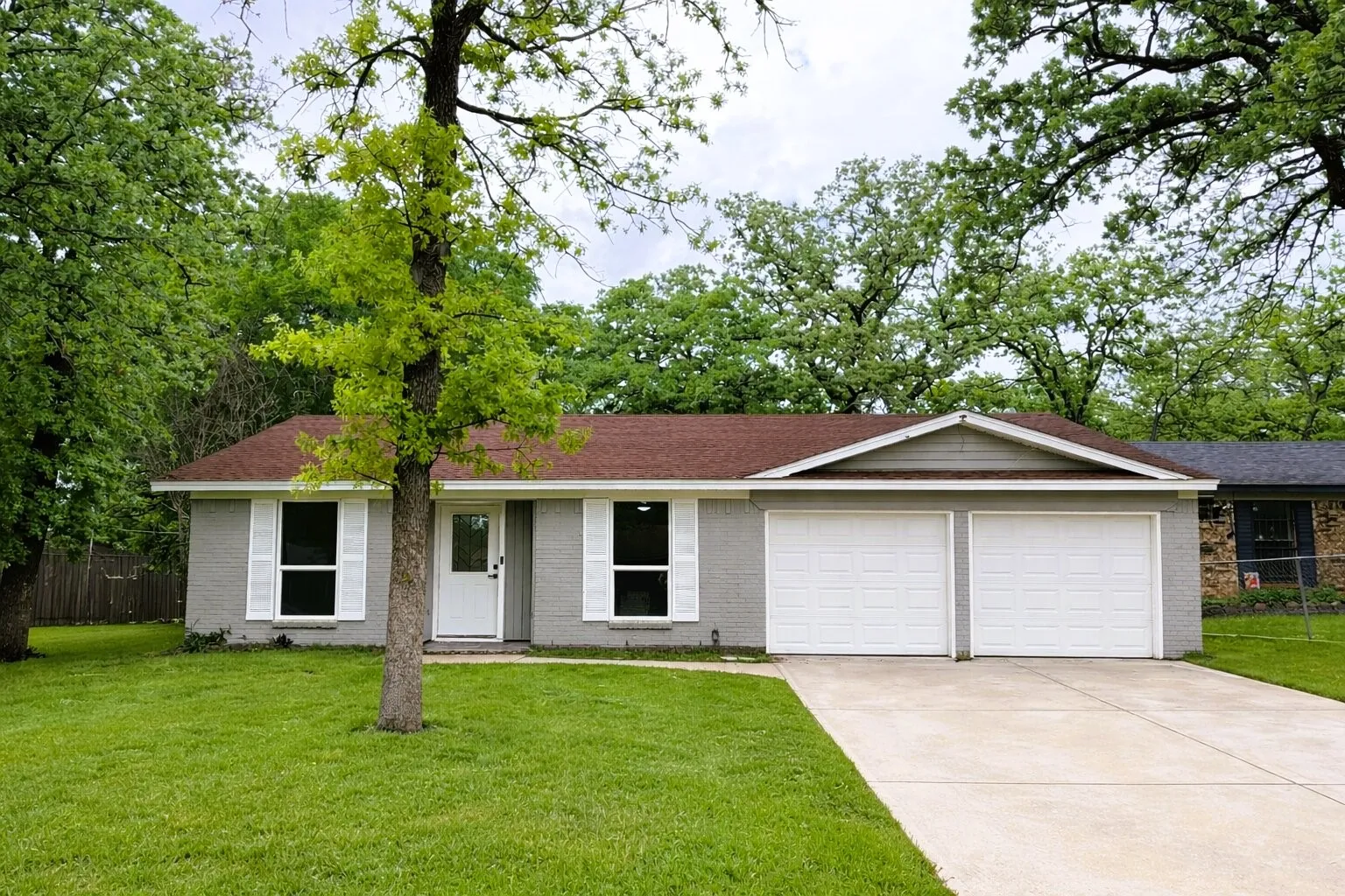 Single Family Residence For Sale in Tarrant County , 2933 Hunting Drive, Fort Worth, Texas 76119, 4 Bedroom, 2 Bathroom, 2 Garage spaces, 1,217 Sqft, built in 1976, mls#21382707, Real Estate Agent in Fort Worth, Homes For Sale in Tarrant county, Homes For Sale in Fort Worth, Realtor in Fort Worth Texas, Real Estate Brokerage Independent Realty Texas, Luminita Cordes Realtor