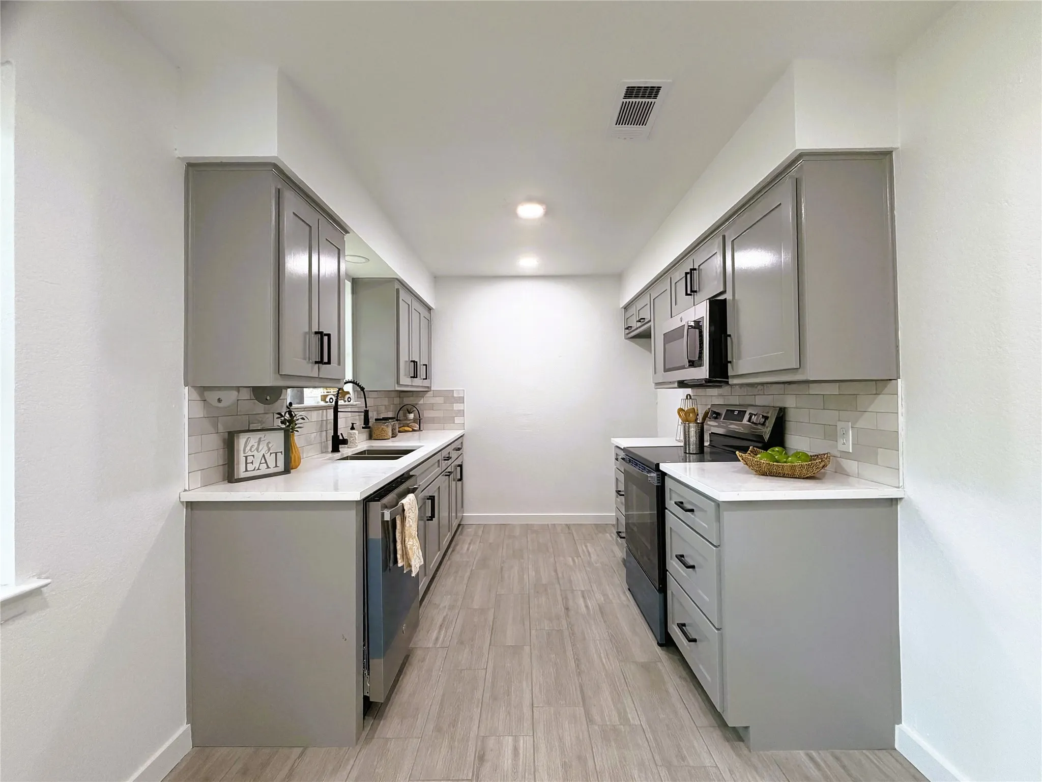 Single Family Residence For Sale in Tarrant County , 2933 Hunting Drive, Fort Worth, Texas 76119, 4 Bedroom, 2 Bathroom, 2 Garage spaces, 1,217 Sqft, built in 1976, mls#21382707, Real Estate Agent in Fort Worth, Homes For Sale in Tarrant county, Homes For Sale in Fort Worth, Realtor in Fort Worth Texas, Real Estate Brokerage Independent Realty Texas, Luminita Cordes Realtor