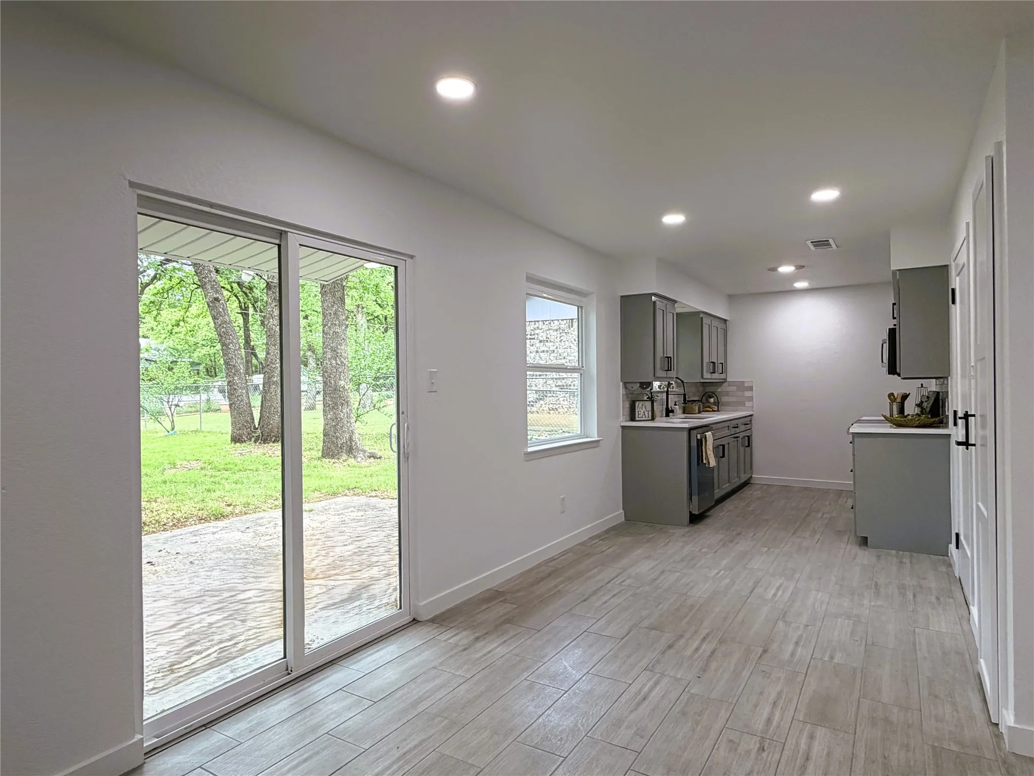 Single Family Residence For Sale in Tarrant County , 2933 Hunting Drive, Fort Worth, Texas 76119, 4 Bedroom, 2 Bathroom, 2 Garage spaces, 1,217 Sqft, built in 1976, mls#21382707, Real Estate Agent in Fort Worth, Homes For Sale in Tarrant county, Homes For Sale in Fort Worth, Realtor in Fort Worth Texas, Real Estate Brokerage Independent Realty Texas, Luminita Cordes Realtor