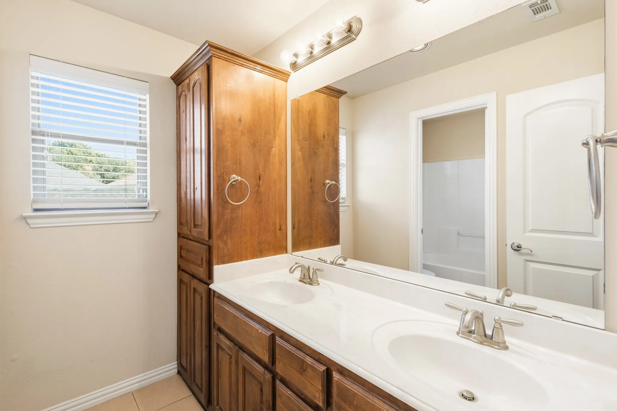 Single Family Residence For Rent in Tarrant County , 8224 Summerview Court, Fort Worth, Texas 76123, 4 Bedroom, 3 Bathroom, 2 Garage spaces, 2,818 Sqft, built in 2009, mls#21382708, Real Estate Agent in Fort Worth, Homes For Rent in Tarrant county, Homes For Rent in Fort Worth, Realtor in Fort Worth Texas, Real Estate Brokerage Independent Realty Texas, Luminita Cordes Realtor
