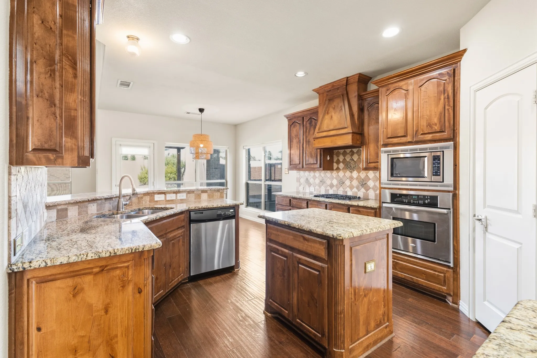 Single Family Residence For Rent in Tarrant County , 8224 Summerview Court, Fort Worth, Texas 76123, 4 Bedroom, 3 Bathroom, 2 Garage spaces, 2,818 Sqft, built in 2009, mls#21382708, Real Estate Agent in Fort Worth, Homes For Rent in Tarrant county, Homes For Rent in Fort Worth, Realtor in Fort Worth Texas, Real Estate Brokerage Independent Realty Texas, Luminita Cordes Realtor