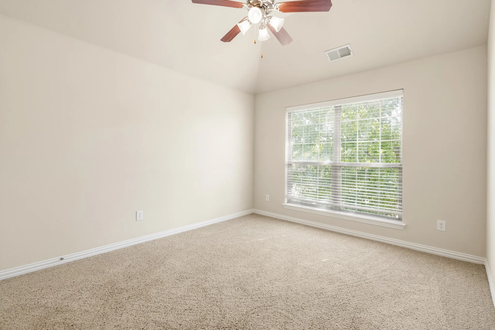 Single Family Residence For Rent in Tarrant County , 8224 Summerview Court, Fort Worth, Texas 76123, 4 Bedroom, 3 Bathroom, 2 Garage spaces, 2,818 Sqft, built in 2009, mls#21382708, Real Estate Agent in Fort Worth, Homes For Rent in Tarrant county, Homes For Rent in Fort Worth, Realtor in Fort Worth Texas, Real Estate Brokerage Independent Realty Texas, Luminita Cordes Realtor