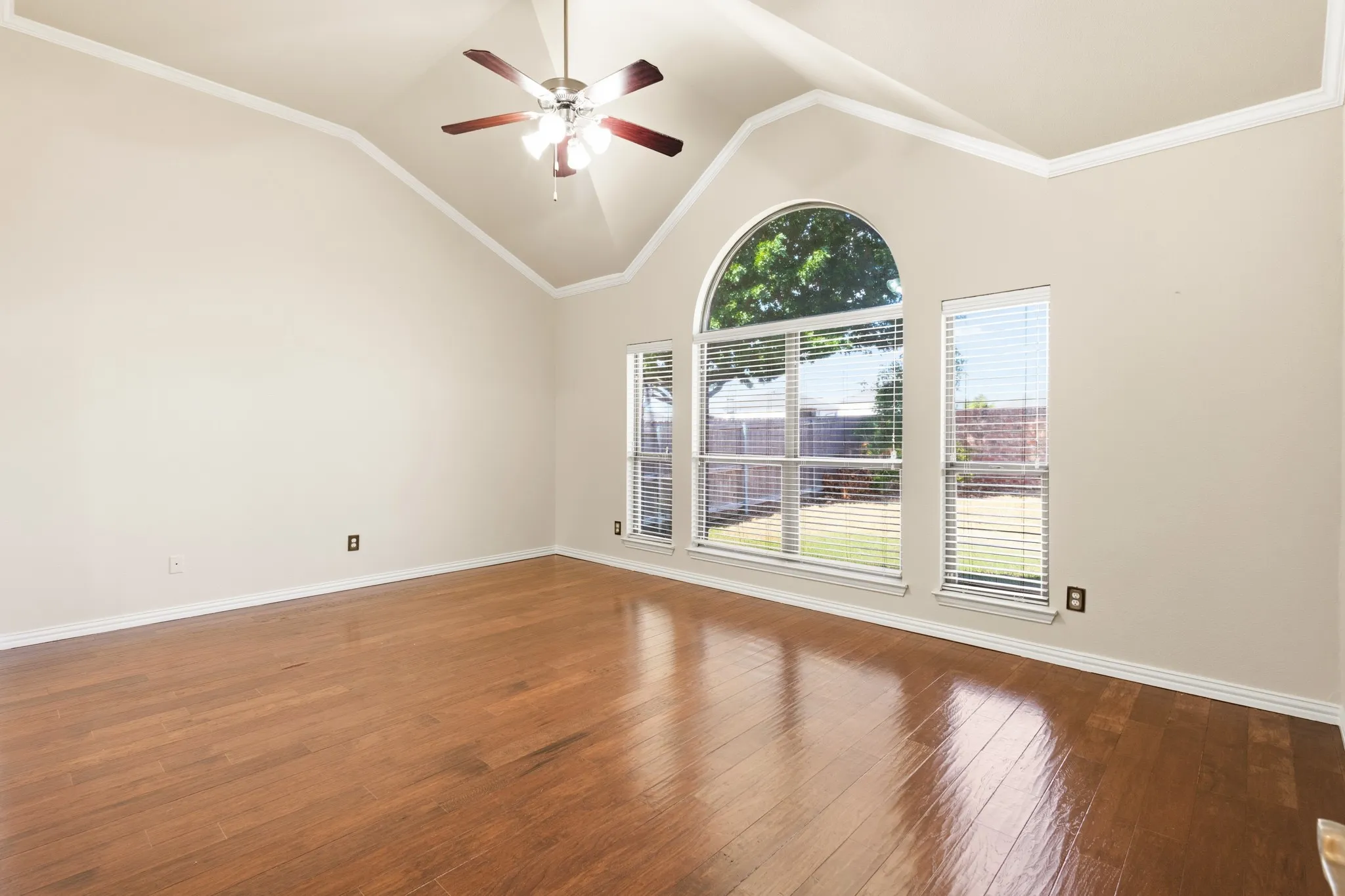 Single Family Residence For Rent in Tarrant County , 8224 Summerview Court, Fort Worth, Texas 76123, 4 Bedroom, 3 Bathroom, 2 Garage spaces, 2,818 Sqft, built in 2009, mls#21382708, Real Estate Agent in Fort Worth, Homes For Rent in Tarrant county, Homes For Rent in Fort Worth, Realtor in Fort Worth Texas, Real Estate Brokerage Independent Realty Texas, Luminita Cordes Realtor