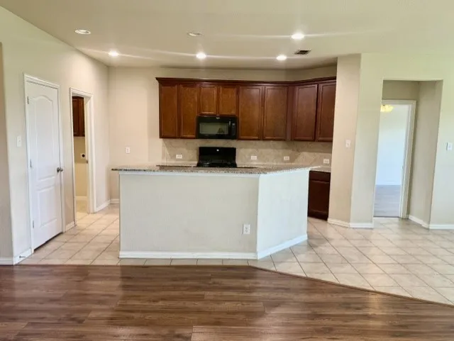 Single Family Residence For Rent in Denton County , 917 Bird Creek Drive, Little Elm, Texas 75068, 3 Bedroom, 2 Bathroom, 2 Garage spaces, 1,713 Sqft, built in 2017, mls#21382714, Real Estate Agent in Little Elm, Homes For Rent in Denton county, Homes For Rent in Little Elm, Realtor in Little Elm Texas, Real Estate Brokerage Independent Realty Texas, Luminita Cordes Realtor