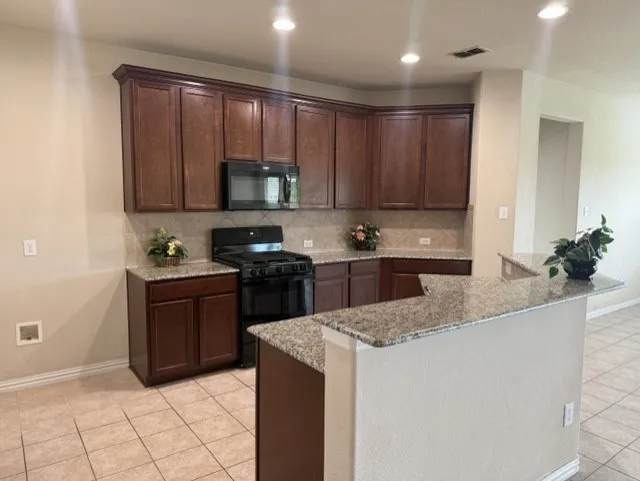 Single Family Residence For Rent in Denton County , 917 Bird Creek Drive, Little Elm, Texas 75068, 3 Bedroom, 2 Bathroom, 2 Garage spaces, 1,713 Sqft, built in 2017, mls#21382714, Real Estate Agent in Little Elm, Homes For Rent in Denton county, Homes For Rent in Little Elm, Realtor in Little Elm Texas, Real Estate Brokerage Independent Realty Texas, Luminita Cordes Realtor