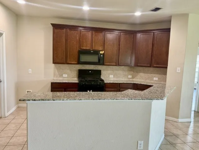 Single Family Residence For Rent in Denton County , 917 Bird Creek Drive, Little Elm, Texas 75068, 3 Bedroom, 2 Bathroom, 2 Garage spaces, 1,713 Sqft, built in 2017, mls#21382714, Real Estate Agent in Little Elm, Homes For Rent in Denton county, Homes For Rent in Little Elm, Realtor in Little Elm Texas, Real Estate Brokerage Independent Realty Texas, Luminita Cordes Realtor