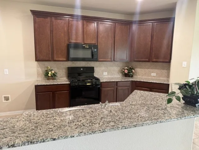 Single Family Residence For Rent in Denton County , 917 Bird Creek Drive, Little Elm, Texas 75068, 3 Bedroom, 2 Bathroom, 2 Garage spaces, 1,713 Sqft, built in 2017, mls#21382714, Real Estate Agent in Little Elm, Homes For Rent in Denton county, Homes For Rent in Little Elm, Realtor in Little Elm Texas, Real Estate Brokerage Independent Realty Texas, Luminita Cordes Realtor