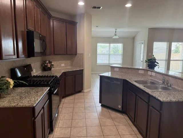 Single Family Residence For Rent in Denton County , 917 Bird Creek Drive, Little Elm, Texas 75068, 3 Bedroom, 2 Bathroom, 2 Garage spaces, 1,713 Sqft, built in 2017, mls#21382714, Real Estate Agent in Little Elm, Homes For Rent in Denton county, Homes For Rent in Little Elm, Realtor in Little Elm Texas, Real Estate Brokerage Independent Realty Texas, Luminita Cordes Realtor