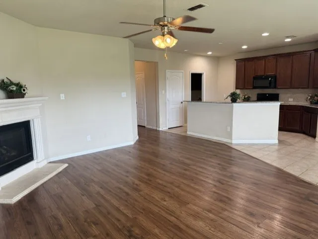 Single Family Residence For Rent in Denton County , 917 Bird Creek Drive, Little Elm, Texas 75068, 3 Bedroom, 2 Bathroom, 2 Garage spaces, 1,713 Sqft, built in 2017, mls#21382714, Real Estate Agent in Little Elm, Homes For Rent in Denton county, Homes For Rent in Little Elm, Realtor in Little Elm Texas, Real Estate Brokerage Independent Realty Texas, Luminita Cordes Realtor