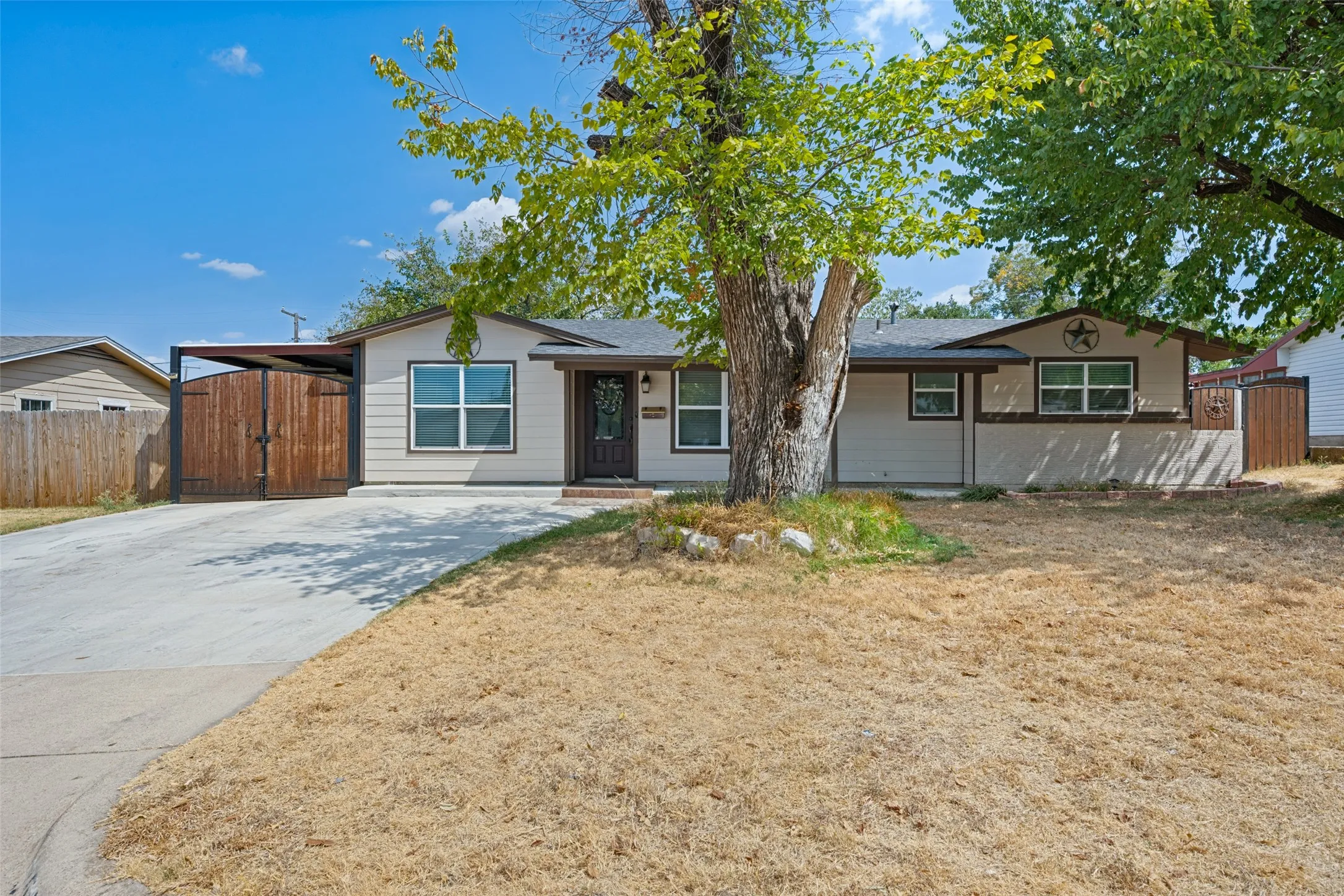 Single Family Residence For Sale in Tarrant County , 3584 Regal Road, Fort Worth, Texas 76111, 3 Bedroom, 2 Bathroom, Garage spaces, 1,174 Sqft, built in 1960, mls#21381322, Real Estate Agent in Fort Worth, Homes For Sale in Tarrant county, Homes For Sale in Fort Worth, Realtor in Fort Worth Texas, Real Estate Brokerage Independent Realty Texas, Luminita Cordes Realtor