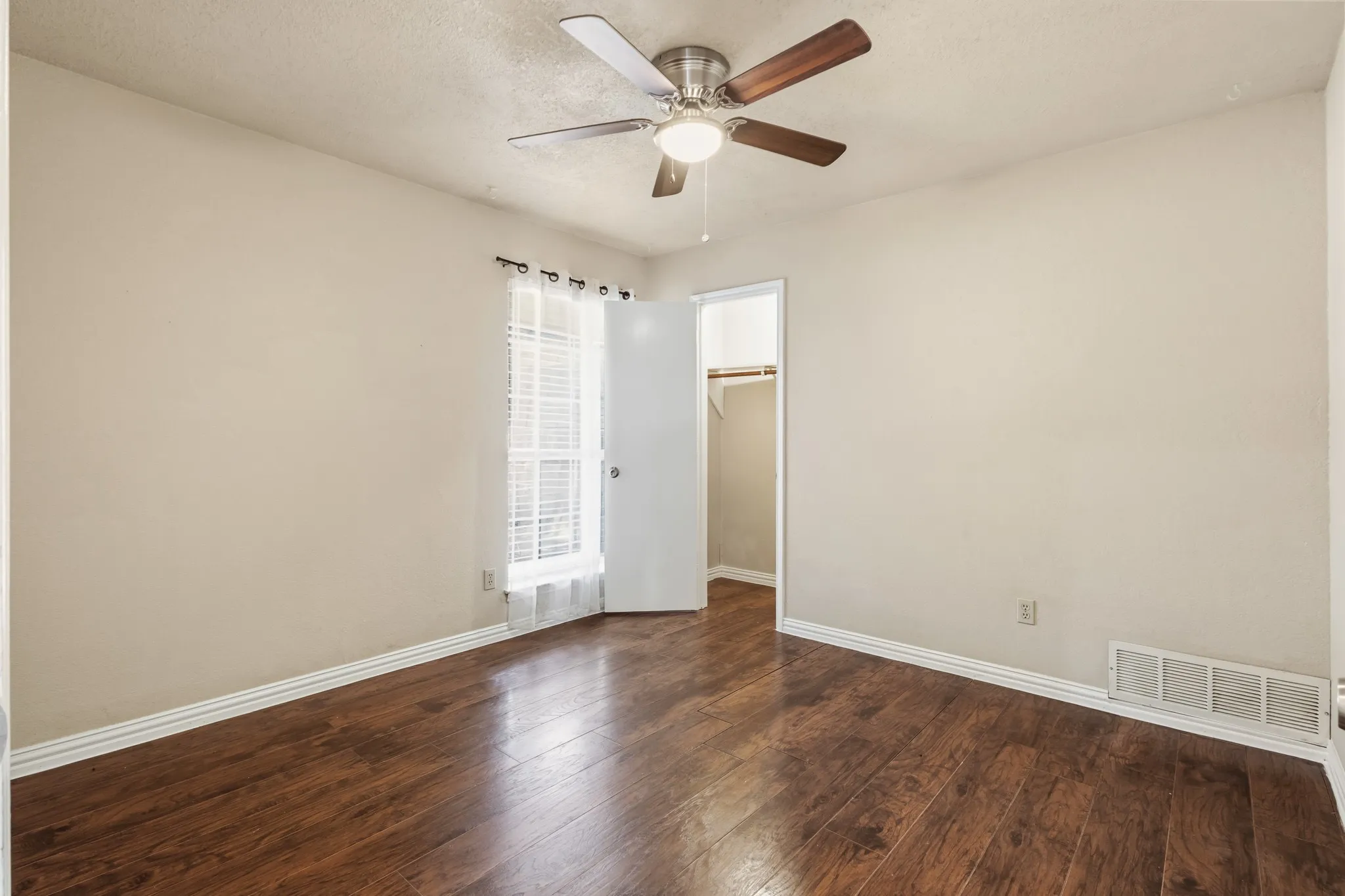 Single Family Residence For Rent in Tarrant County , 6229 Maple Springs Drive, Arlington, Texas 76001, 3 Bedroom, 2 Bathroom, 2 Garage spaces, 1,798 Sqft, built in 1983, mls#21382730, Real Estate Agent in Arlington, Homes For Rent in Tarrant county, Homes For Rent in Arlington, Realtor in Arlington Texas, Real Estate Brokerage Independent Realty Texas, Luminita Cordes Realtor