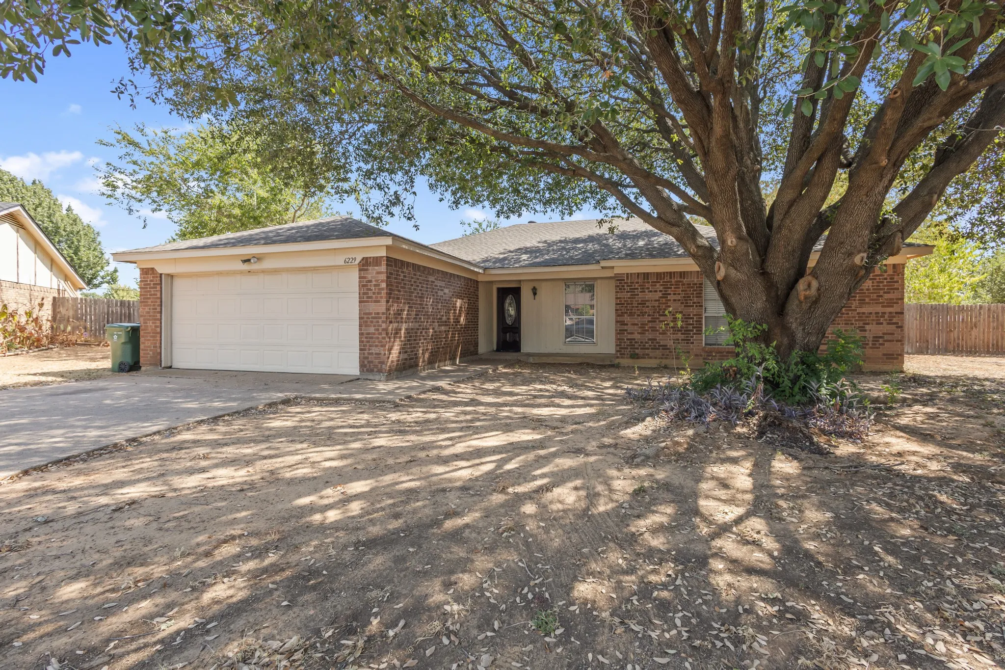 Single Family Residence For Rent in Tarrant County , 6229 Maple Springs Drive, Arlington, Texas 76001, 3 Bedroom, 2 Bathroom, 2 Garage spaces, 1,798 Sqft, built in 1983, mls#21382730, Real Estate Agent in Arlington, Homes For Rent in Tarrant county, Homes For Rent in Arlington, Realtor in Arlington Texas, Real Estate Brokerage Independent Realty Texas, Luminita Cordes Realtor