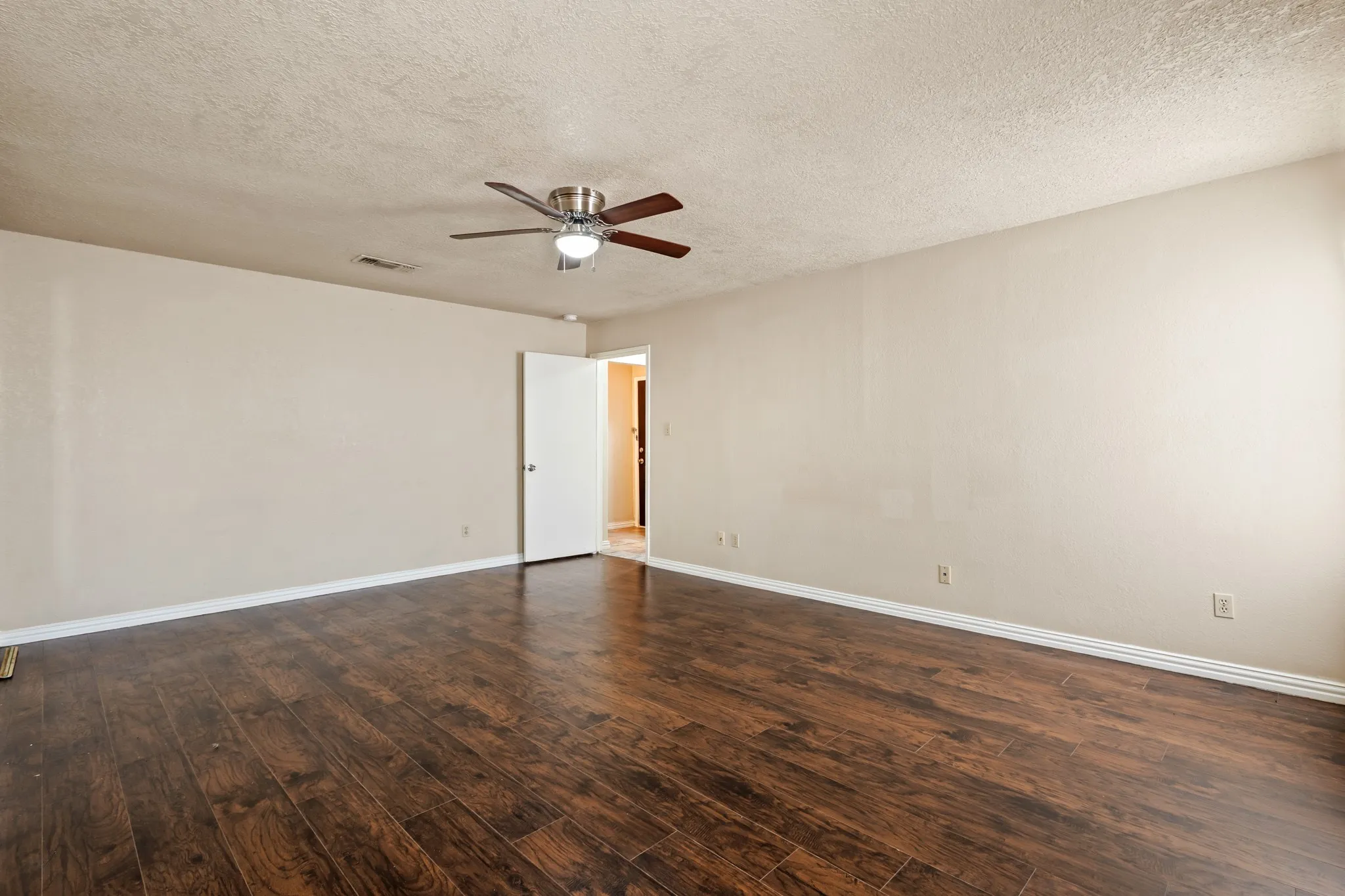 Single Family Residence For Rent in Tarrant County , 6229 Maple Springs Drive, Arlington, Texas 76001, 3 Bedroom, 2 Bathroom, 2 Garage spaces, 1,798 Sqft, built in 1983, mls#21382730, Real Estate Agent in Arlington, Homes For Rent in Tarrant county, Homes For Rent in Arlington, Realtor in Arlington Texas, Real Estate Brokerage Independent Realty Texas, Luminita Cordes Realtor
