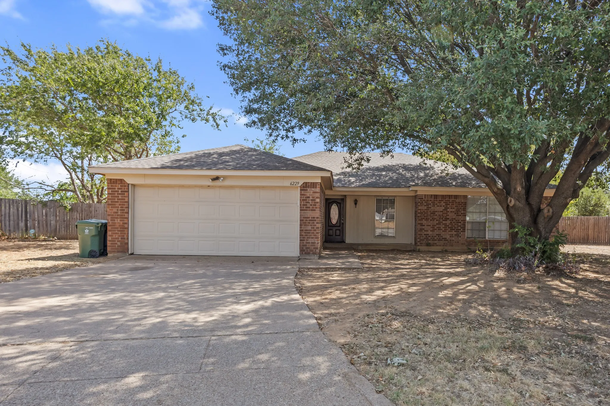 Single Family Residence For Rent in Tarrant County , 6229 Maple Springs Drive, Arlington, Texas 76001, 3 Bedroom, 2 Bathroom, 2 Garage spaces, 1,798 Sqft, built in 1983, mls#21382730, Real Estate Agent in Arlington, Homes For Rent in Tarrant county, Homes For Rent in Arlington, Realtor in Arlington Texas, Real Estate Brokerage Independent Realty Texas, Luminita Cordes Realtor