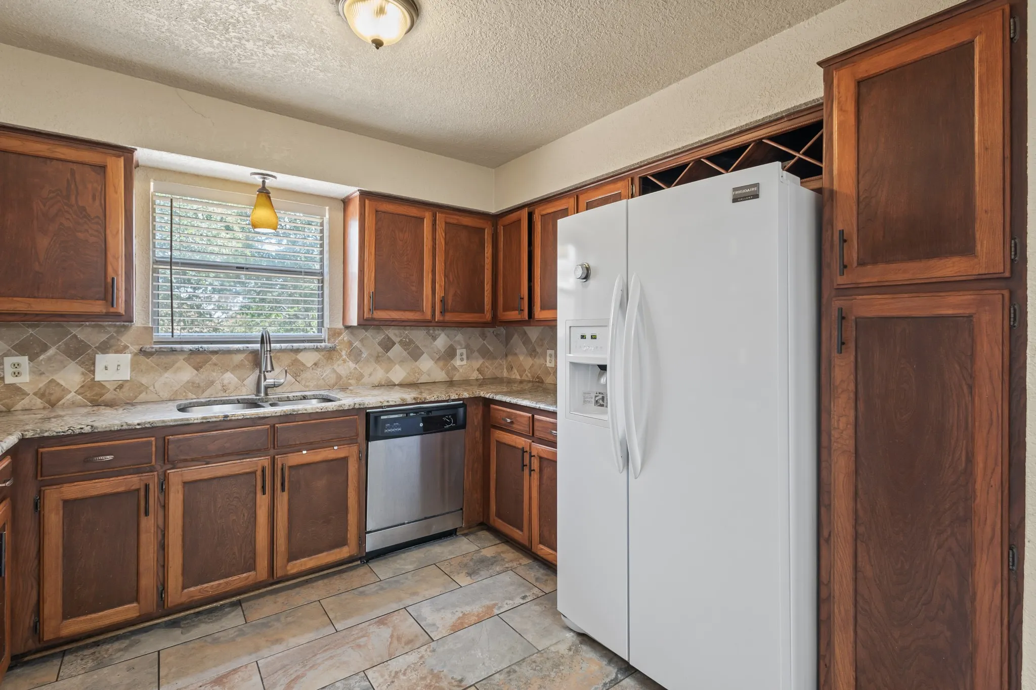 Single Family Residence For Rent in Tarrant County , 6229 Maple Springs Drive, Arlington, Texas 76001, 3 Bedroom, 2 Bathroom, 2 Garage spaces, 1,798 Sqft, built in 1983, mls#21382730, Real Estate Agent in Arlington, Homes For Rent in Tarrant county, Homes For Rent in Arlington, Realtor in Arlington Texas, Real Estate Brokerage Independent Realty Texas, Luminita Cordes Realtor