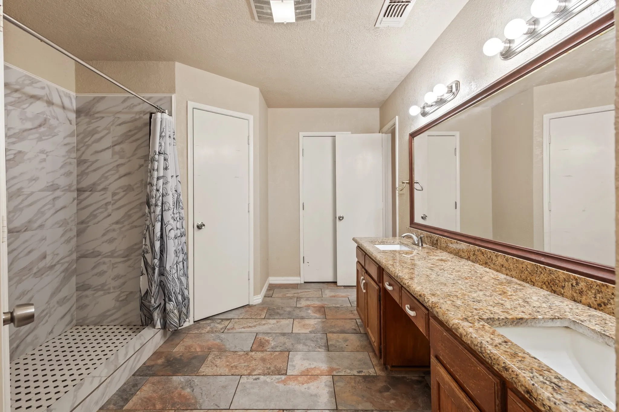 Single Family Residence For Rent in Tarrant County , 6229 Maple Springs Drive, Arlington, Texas 76001, 3 Bedroom, 2 Bathroom, 2 Garage spaces, 1,798 Sqft, built in 1983, mls#21382730, Real Estate Agent in Arlington, Homes For Rent in Tarrant county, Homes For Rent in Arlington, Realtor in Arlington Texas, Real Estate Brokerage Independent Realty Texas, Luminita Cordes Realtor
