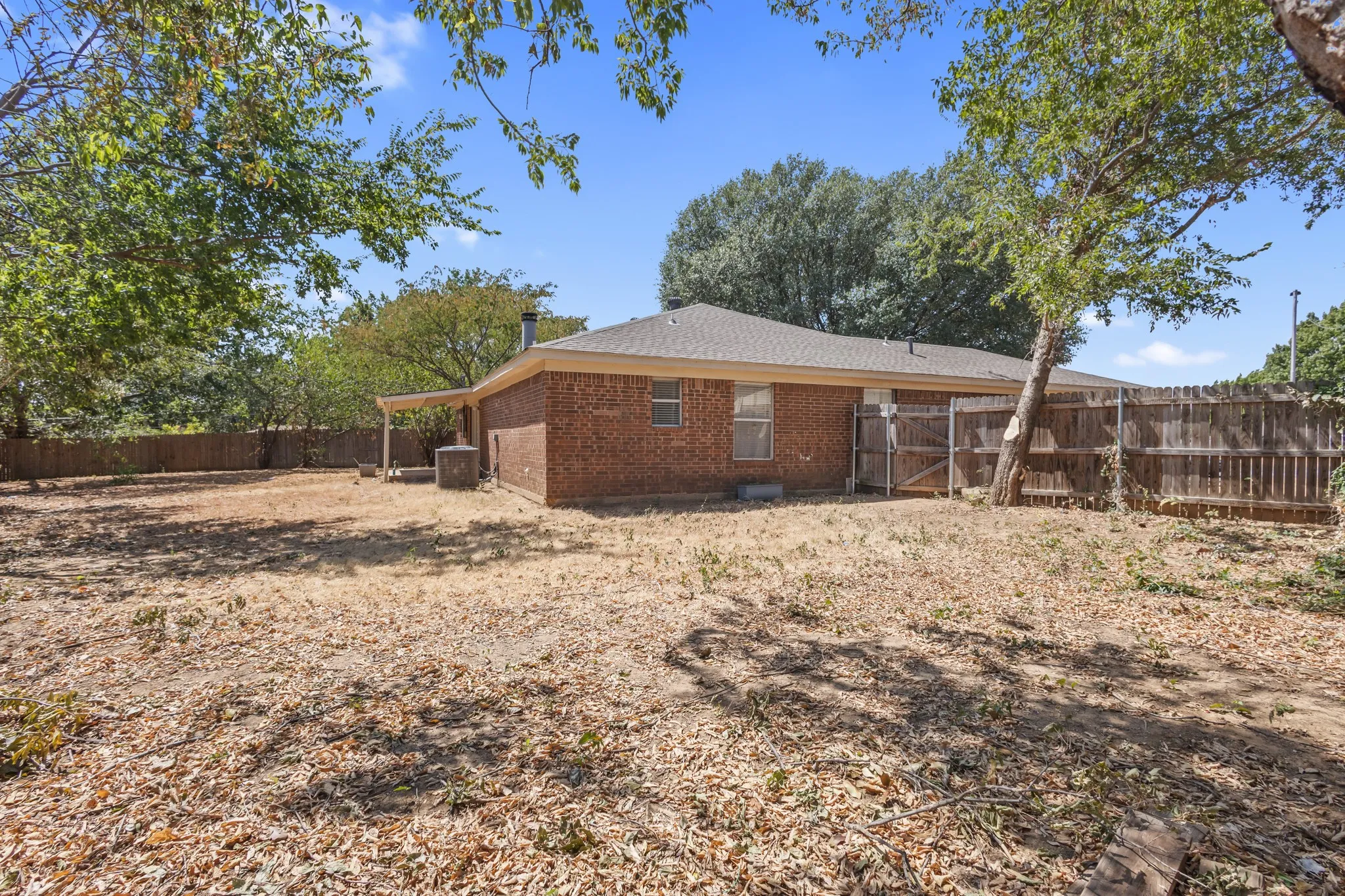 Single Family Residence For Rent in Tarrant County , 6229 Maple Springs Drive, Arlington, Texas 76001, 3 Bedroom, 2 Bathroom, 2 Garage spaces, 1,798 Sqft, built in 1983, mls#21382730, Real Estate Agent in Arlington, Homes For Rent in Tarrant county, Homes For Rent in Arlington, Realtor in Arlington Texas, Real Estate Brokerage Independent Realty Texas, Luminita Cordes Realtor