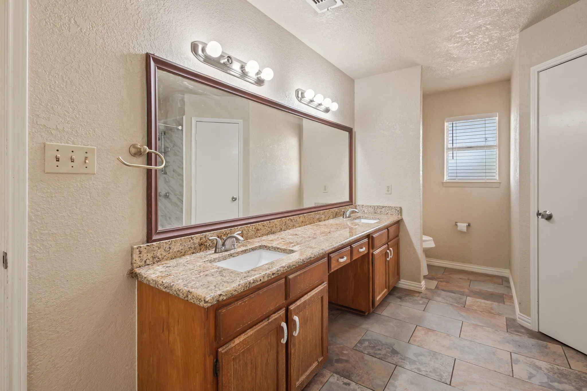 Single Family Residence For Rent in Tarrant County , 6229 Maple Springs Drive, Arlington, Texas 76001, 3 Bedroom, 2 Bathroom, 2 Garage spaces, 1,798 Sqft, built in 1983, mls#21382730, Real Estate Agent in Arlington, Homes For Rent in Tarrant county, Homes For Rent in Arlington, Realtor in Arlington Texas, Real Estate Brokerage Independent Realty Texas, Luminita Cordes Realtor