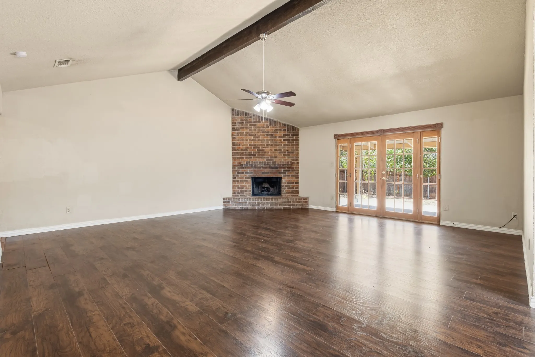 Single Family Residence For Rent in Tarrant County , 6229 Maple Springs Drive, Arlington, Texas 76001, 3 Bedroom, 2 Bathroom, 2 Garage spaces, 1,798 Sqft, built in 1983, mls#21382730, Real Estate Agent in Arlington, Homes For Rent in Tarrant county, Homes For Rent in Arlington, Realtor in Arlington Texas, Real Estate Brokerage Independent Realty Texas, Luminita Cordes Realtor