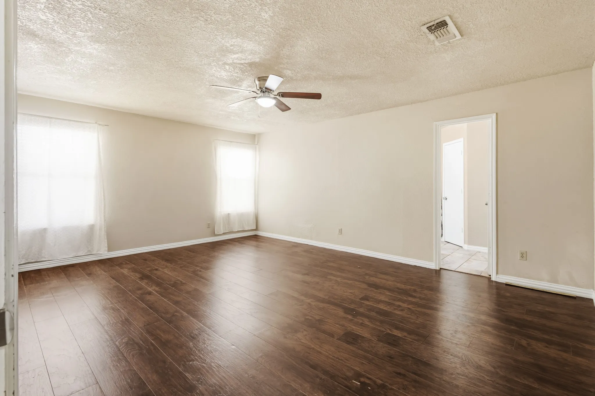 Single Family Residence For Rent in Tarrant County , 6229 Maple Springs Drive, Arlington, Texas 76001, 3 Bedroom, 2 Bathroom, 2 Garage spaces, 1,798 Sqft, built in 1983, mls#21382730, Real Estate Agent in Arlington, Homes For Rent in Tarrant county, Homes For Rent in Arlington, Realtor in Arlington Texas, Real Estate Brokerage Independent Realty Texas, Luminita Cordes Realtor
