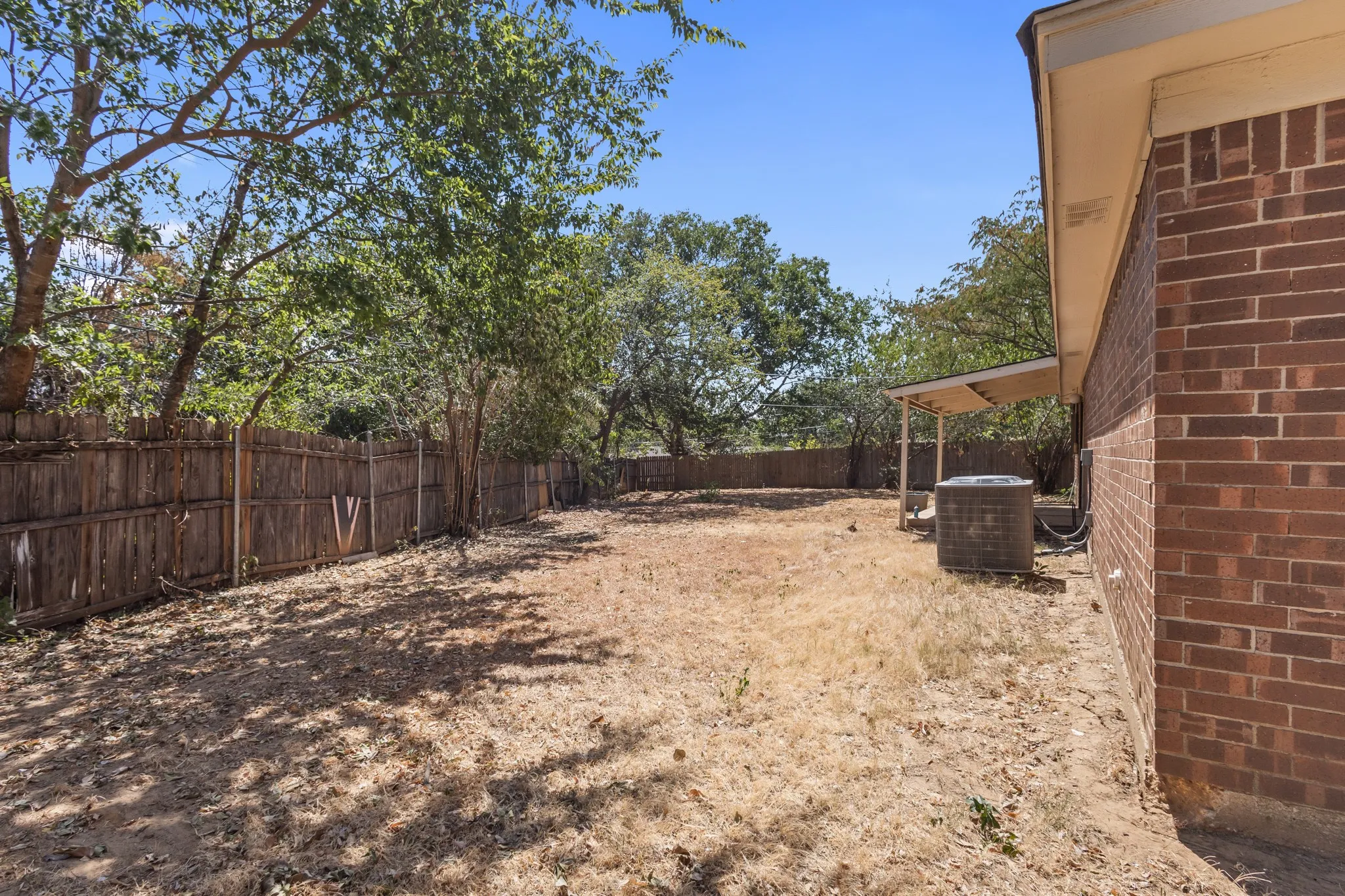Single Family Residence For Rent in Tarrant County , 6229 Maple Springs Drive, Arlington, Texas 76001, 3 Bedroom, 2 Bathroom, 2 Garage spaces, 1,798 Sqft, built in 1983, mls#21382730, Real Estate Agent in Arlington, Homes For Rent in Tarrant county, Homes For Rent in Arlington, Realtor in Arlington Texas, Real Estate Brokerage Independent Realty Texas, Luminita Cordes Realtor