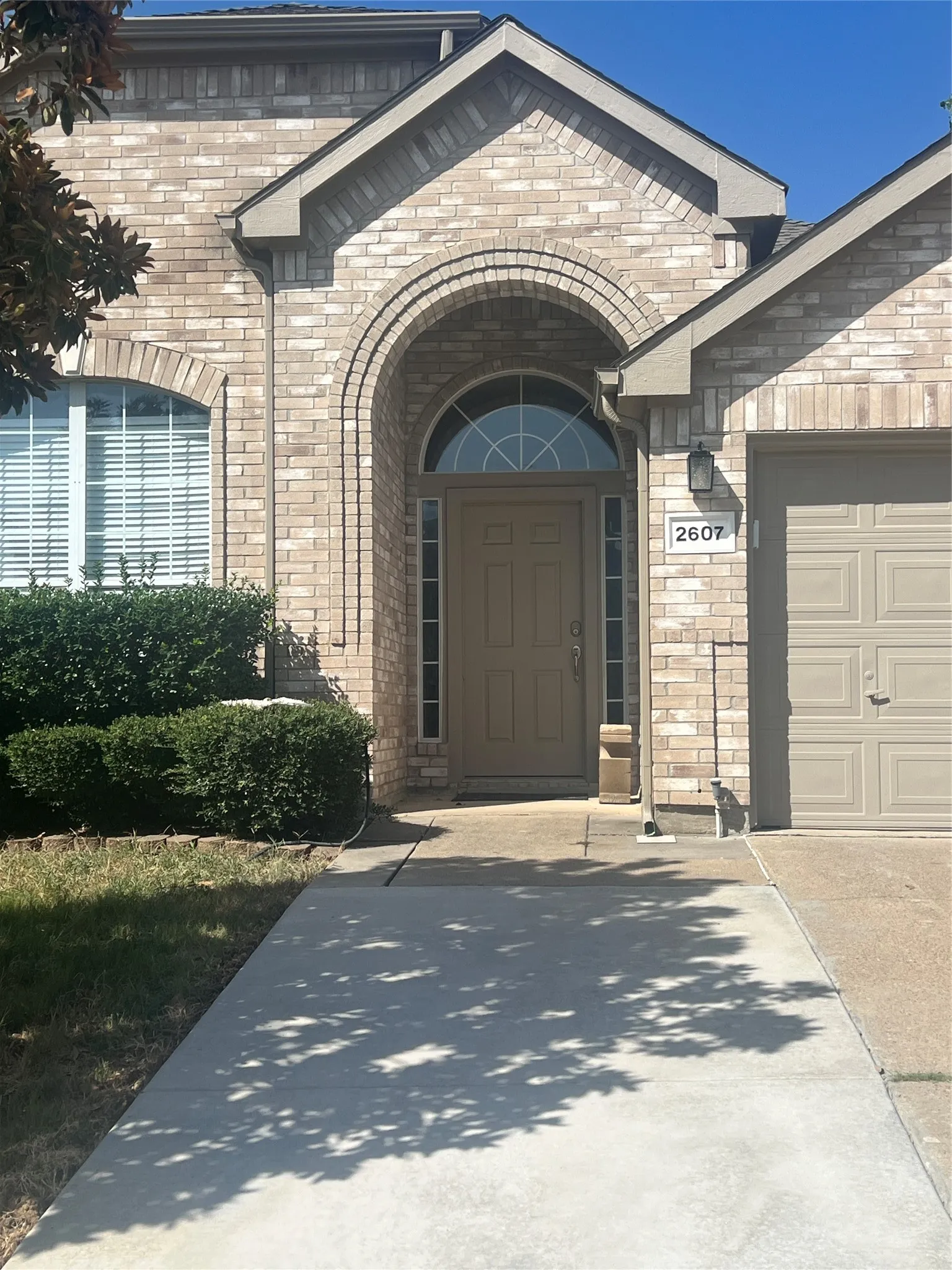 Single Family Residence For Rent in Tarrant County , 2607 Ridgeoak Trail, Mansfield, Texas 76063, 3 Bedroom, 2 Bathroom, 2 Garage spaces, 2,544 Sqft, built in 2000, mls#21382731, Real Estate Agent in Mansfield, Homes For Rent in Tarrant county, Homes For Rent in Mansfield, Realtor in Mansfield Texas, Real Estate Brokerage Independent Realty Texas, Luminita Cordes Realtor