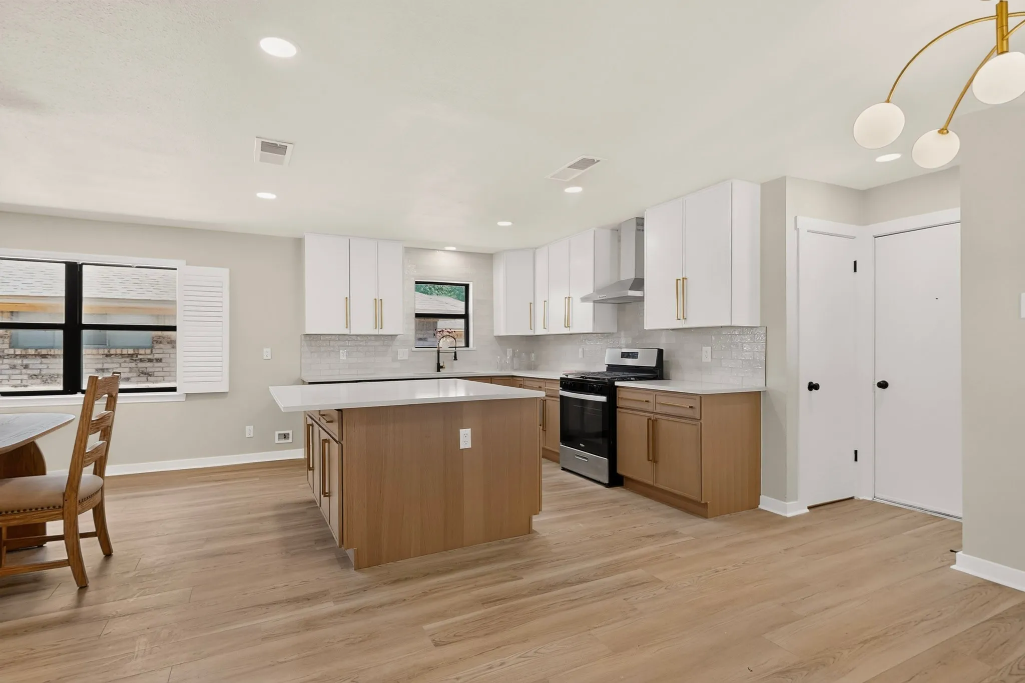 Single Family Residence For Sale in Dallas County , 3938 Roanoke Drive, Garland, Texas 75041, 3 Bedroom, 2 Bathroom, 2 Garage spaces, 1,641 Sqft, built in 1969, mls#21382736, Real Estate Agent in Garland, Homes For Sale in Dallas county, Homes For Sale in Garland, Realtor in Garland Texas, Real Estate Brokerage Independent Realty Texas, Luminita Cordes Realtor