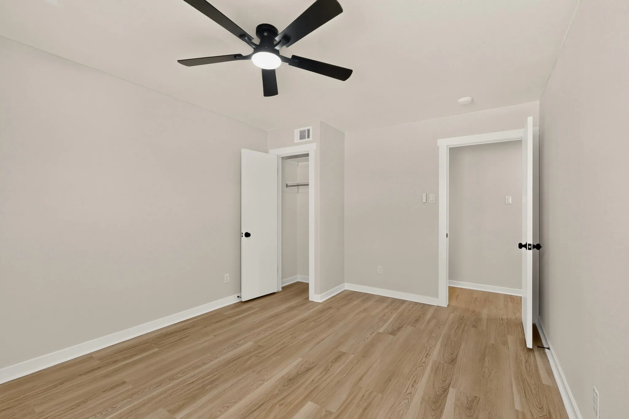 Single Family Residence For Sale in Dallas County , 3938 Roanoke Drive, Garland, Texas 75041, 3 Bedroom, 2 Bathroom, 2 Garage spaces, 1,641 Sqft, built in 1969, mls#21382736, Real Estate Agent in Garland, Homes For Sale in Dallas county, Homes For Sale in Garland, Realtor in Garland Texas, Real Estate Brokerage Independent Realty Texas, Luminita Cordes Realtor