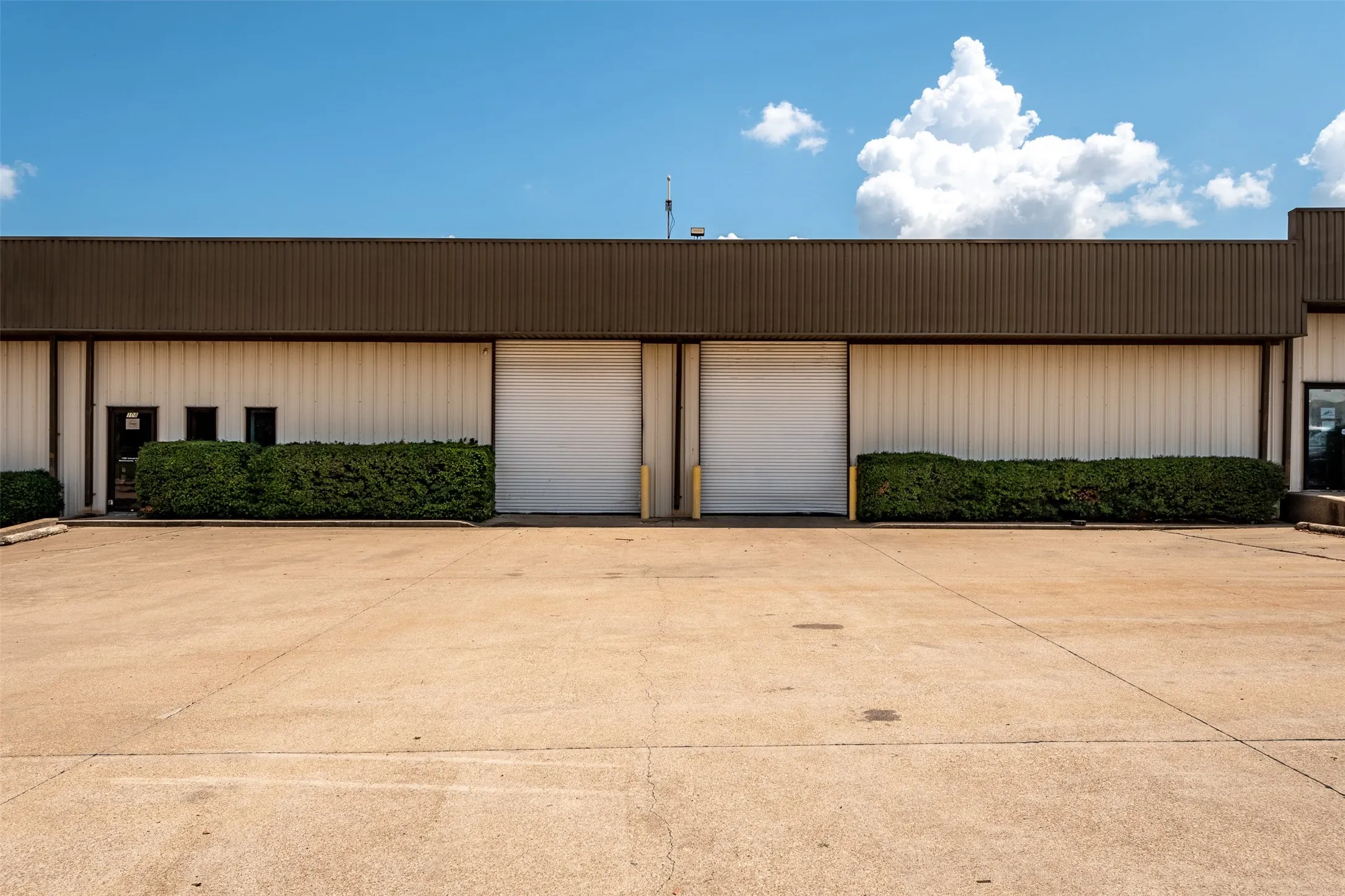 Warehouse For Rent in Ellis County , 104 A Industrial Drive, Waxahachie, Texas 75165, 0, 0, Garage spaces, 0 Sqft, built in 1986, mls#21357626, Real Estate Agent in Waxahachie, Homes For Rent in Ellis county, Homes For Rent in Waxahachie, Realtor in Waxahachie Texas, Real Estate Brokerage Independent Realty Texas, Luminita Cordes Realtor